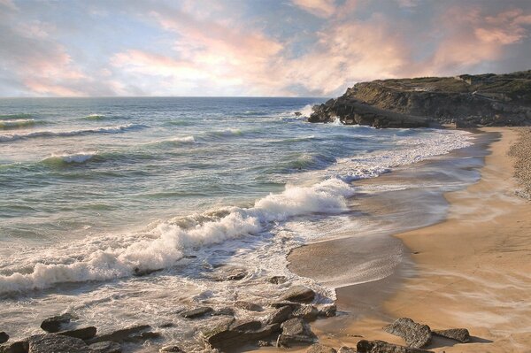 Der Sandstrand des sanften Meeres