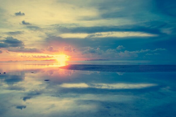 Paysage naturel: mer, coucher de soleil et nuages