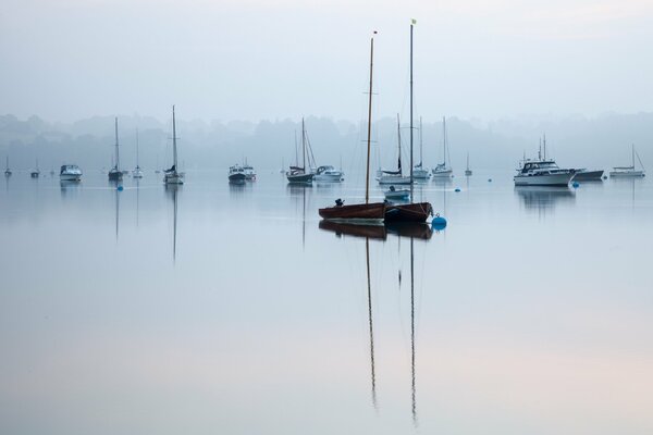 Barche sul lago al mattino presto