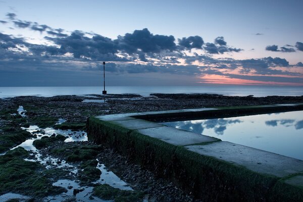 Coucher de soleil du soir sur la côte de la mer