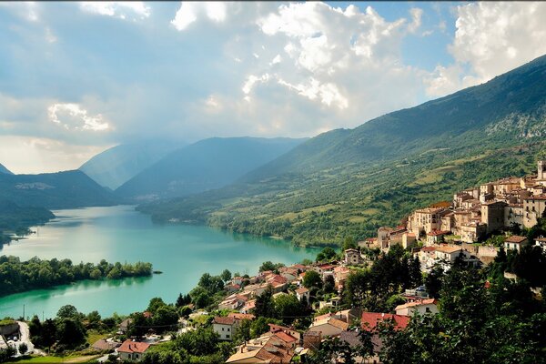 Italienische Berge unter schönen Wolken