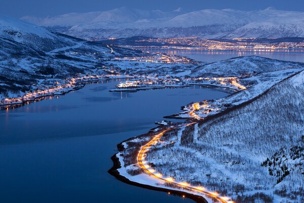 NOCNE MIASTO Tromsø w Norwegii w światłach i na śniegu