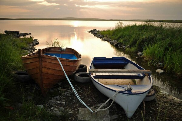 Barco en la orilla del lago al atardecer