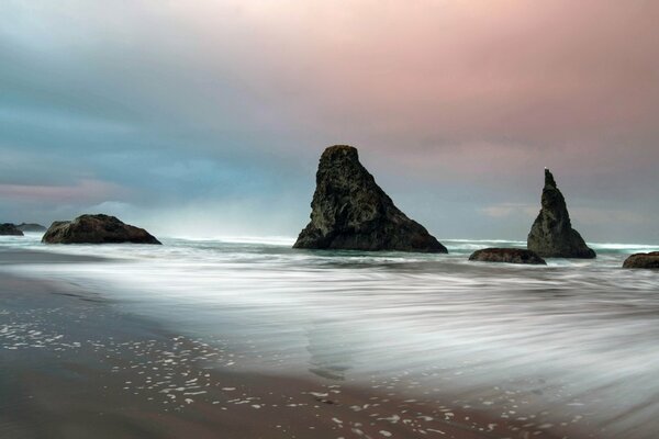 Felsen am Meer am Morgen