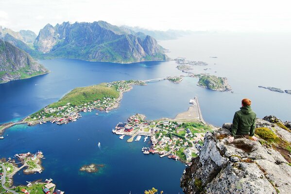 Blick auf die Lofoten-Inseln von einer Klippe aus