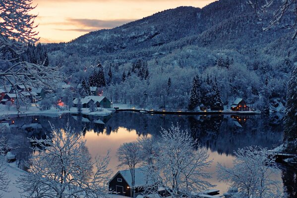 Case nella neve sul lago di Finlandia