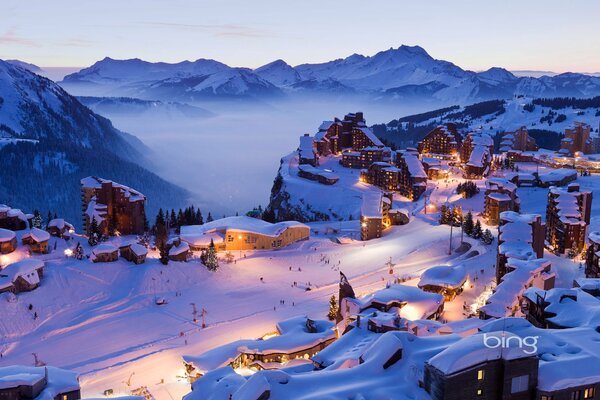 Las tentadoras luces de la ciudad turística de montaña en invierno