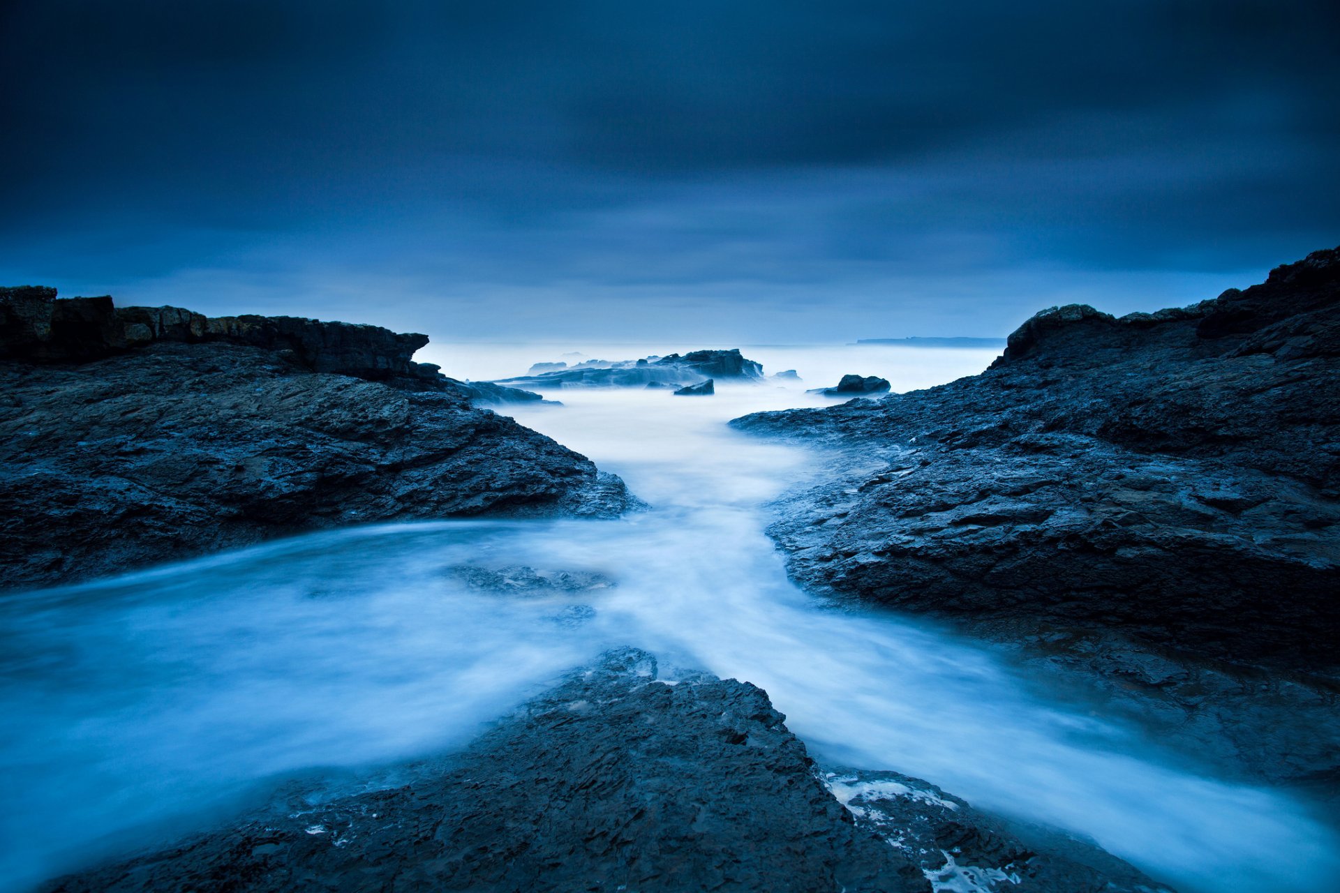 irlanda chiara porto spagnolo oceano atlantico mare oceano flussi acqua rocce esposizione cielo toni blu inverno costa freddo hopkins foto