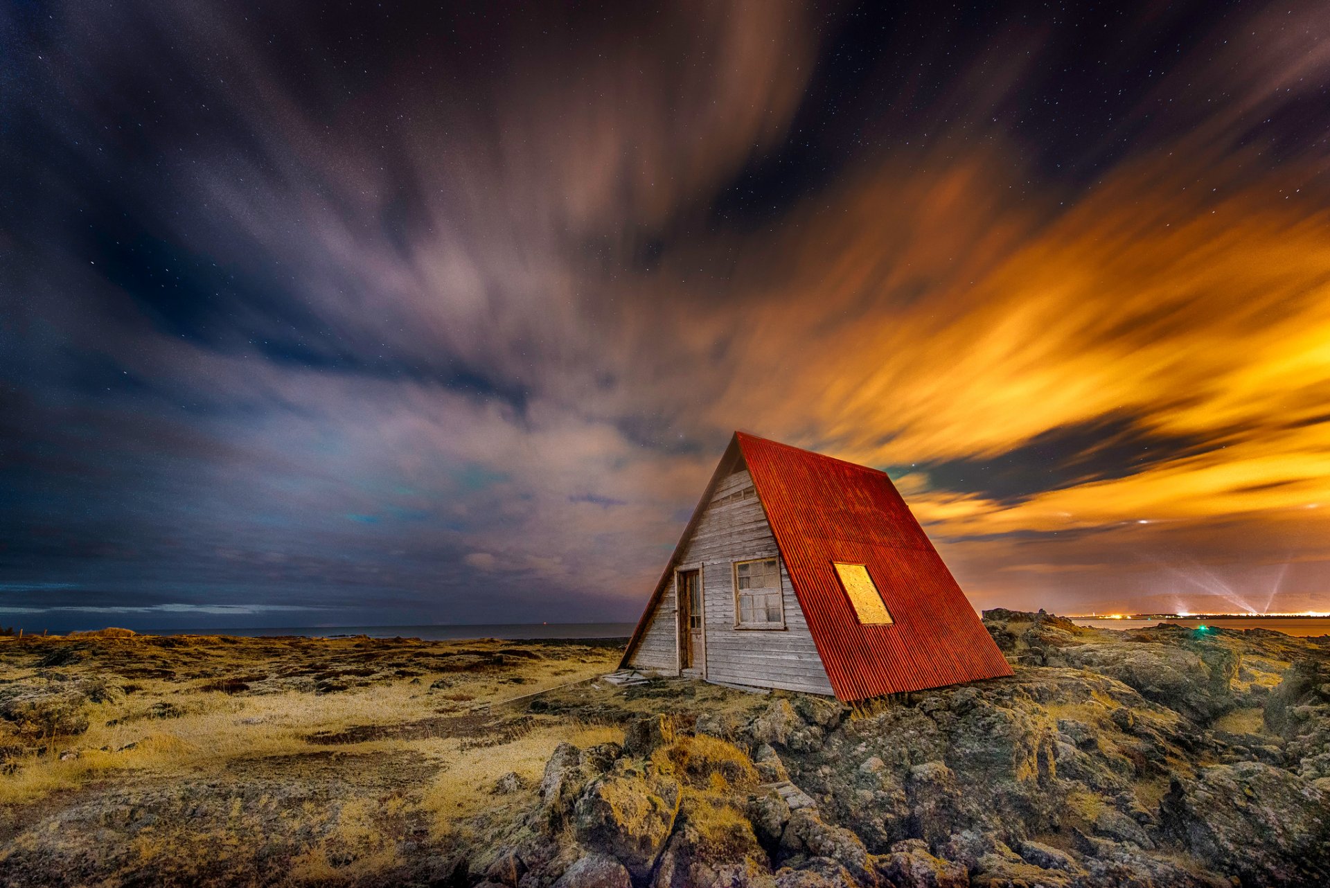 islande nuit maison lumière ciel étoiles larry gerbrandt photographie