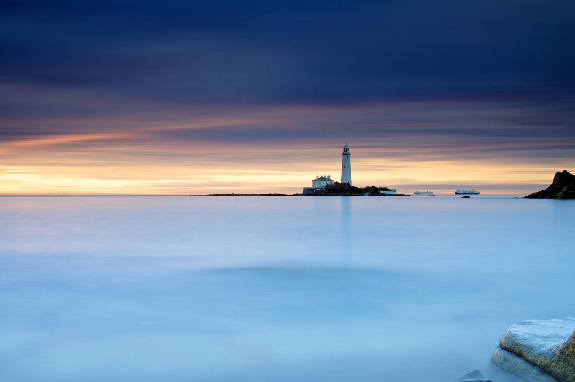 regno unito inghilterra whitley bay tyneside settentrionale faro di santa maria mare del nord mattina faro navi esposizione cielo pietre