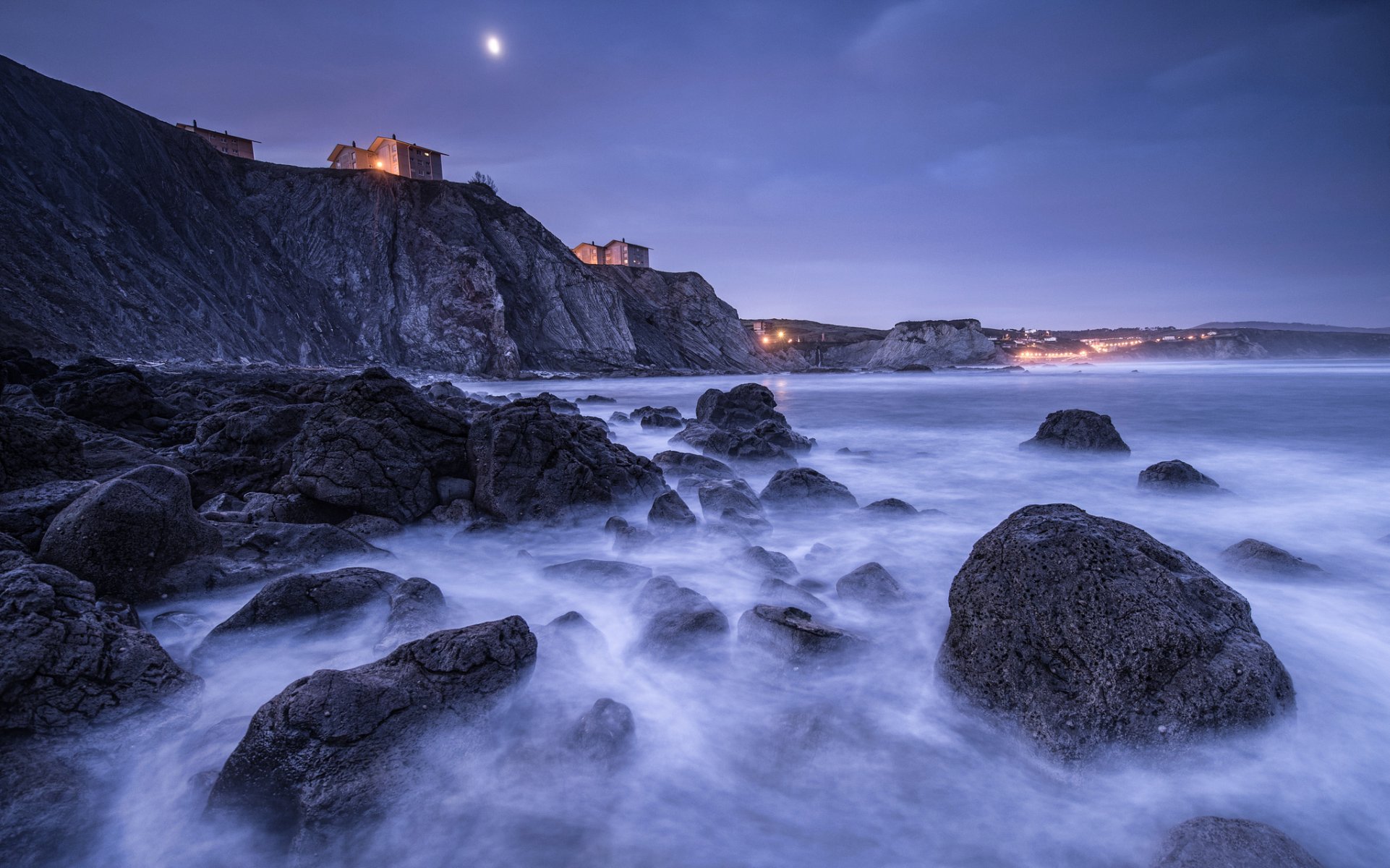 spagna golfo di biscaglia costa rocce rocce case luci illuminazione notte luna blu cielo