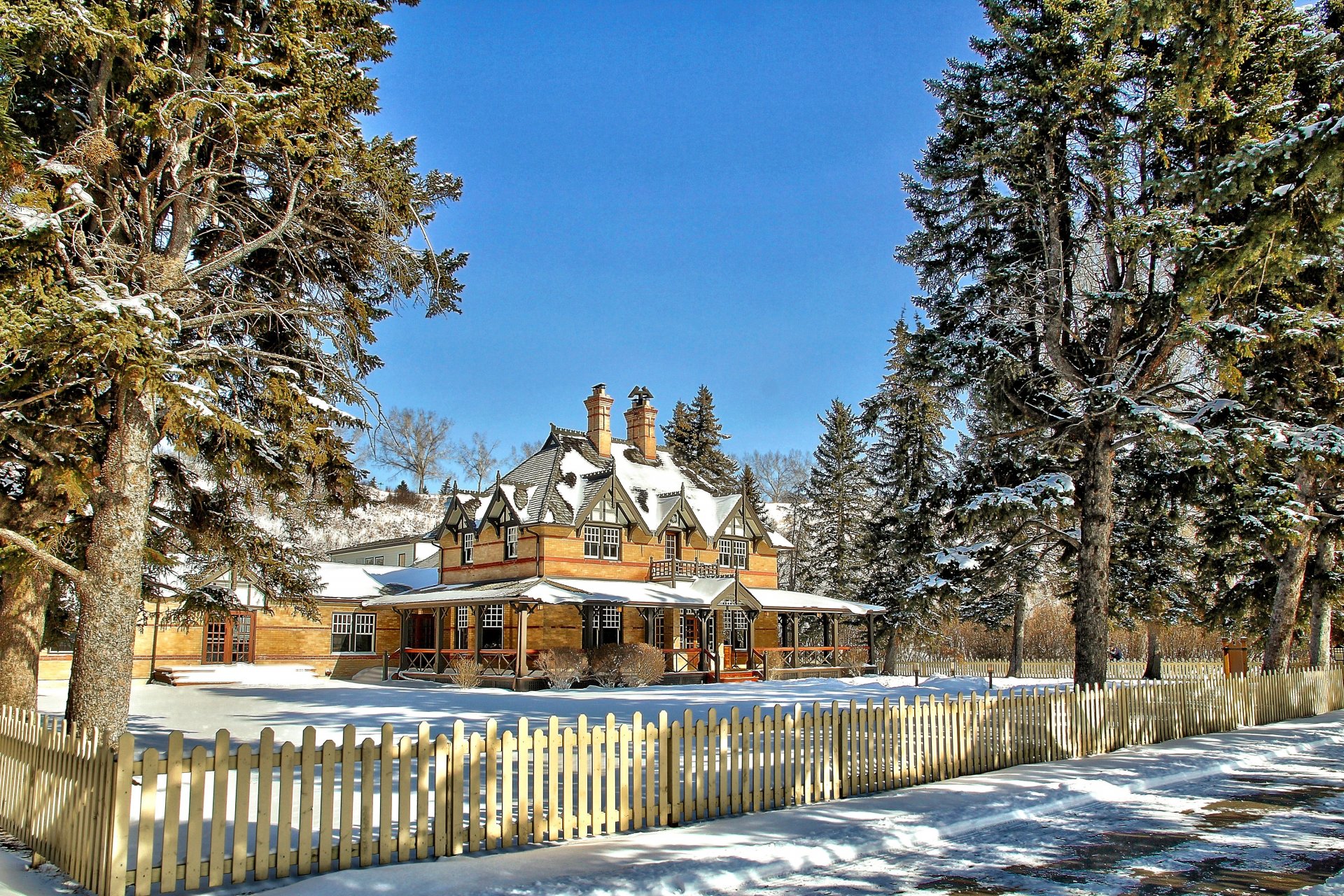 herrenhaus haus zaun winter schnee bäume himmel