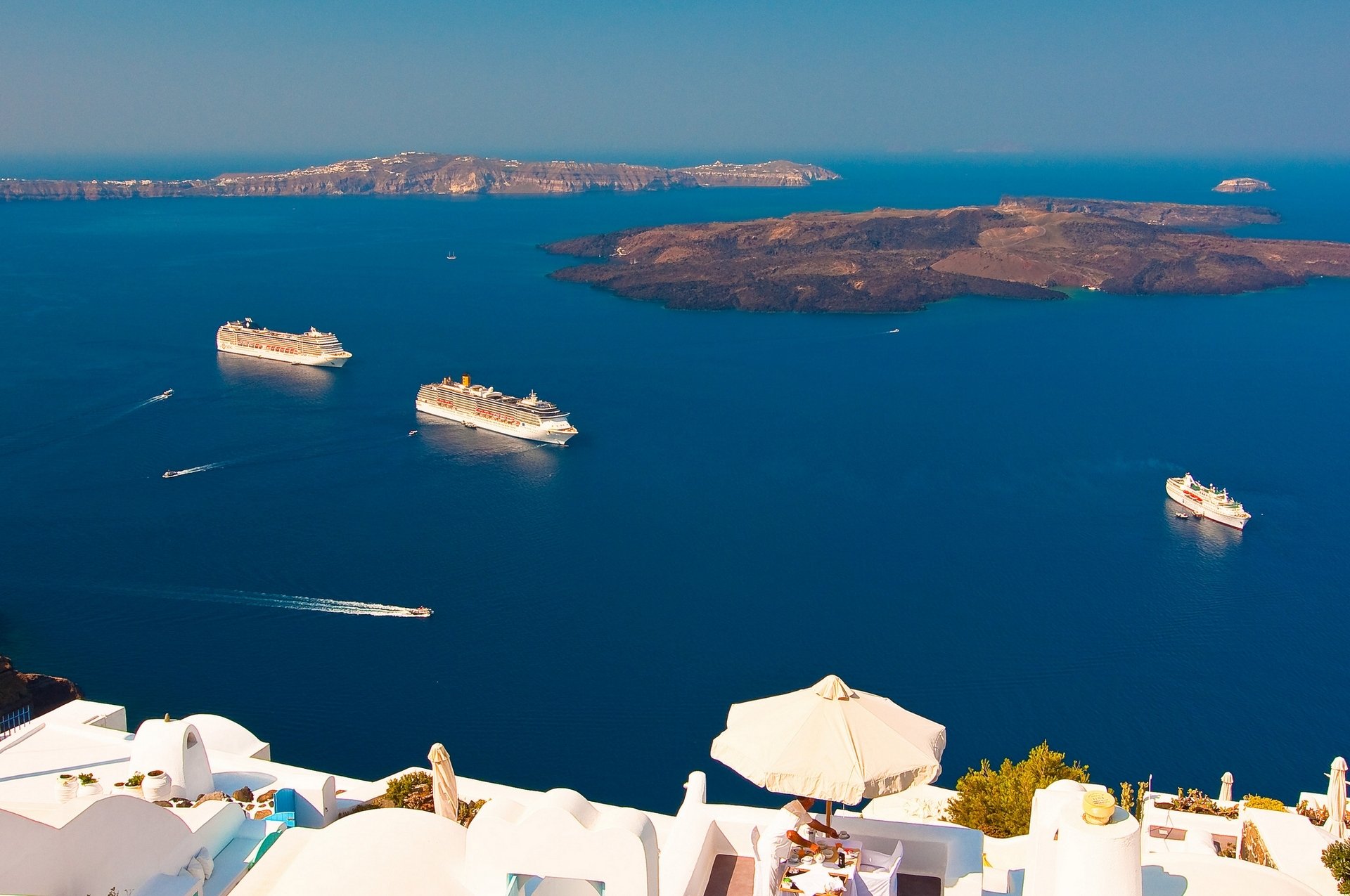 oia santorin grèce mer égée panorama îles paquebots