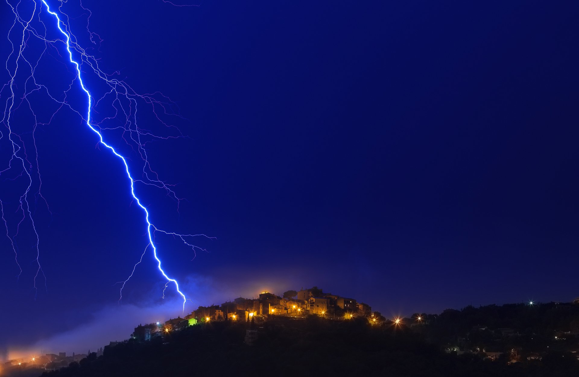 francia provenza alpi costa azzurra gatière notte cielo fulmine casa luce luci alain calissi fotografia