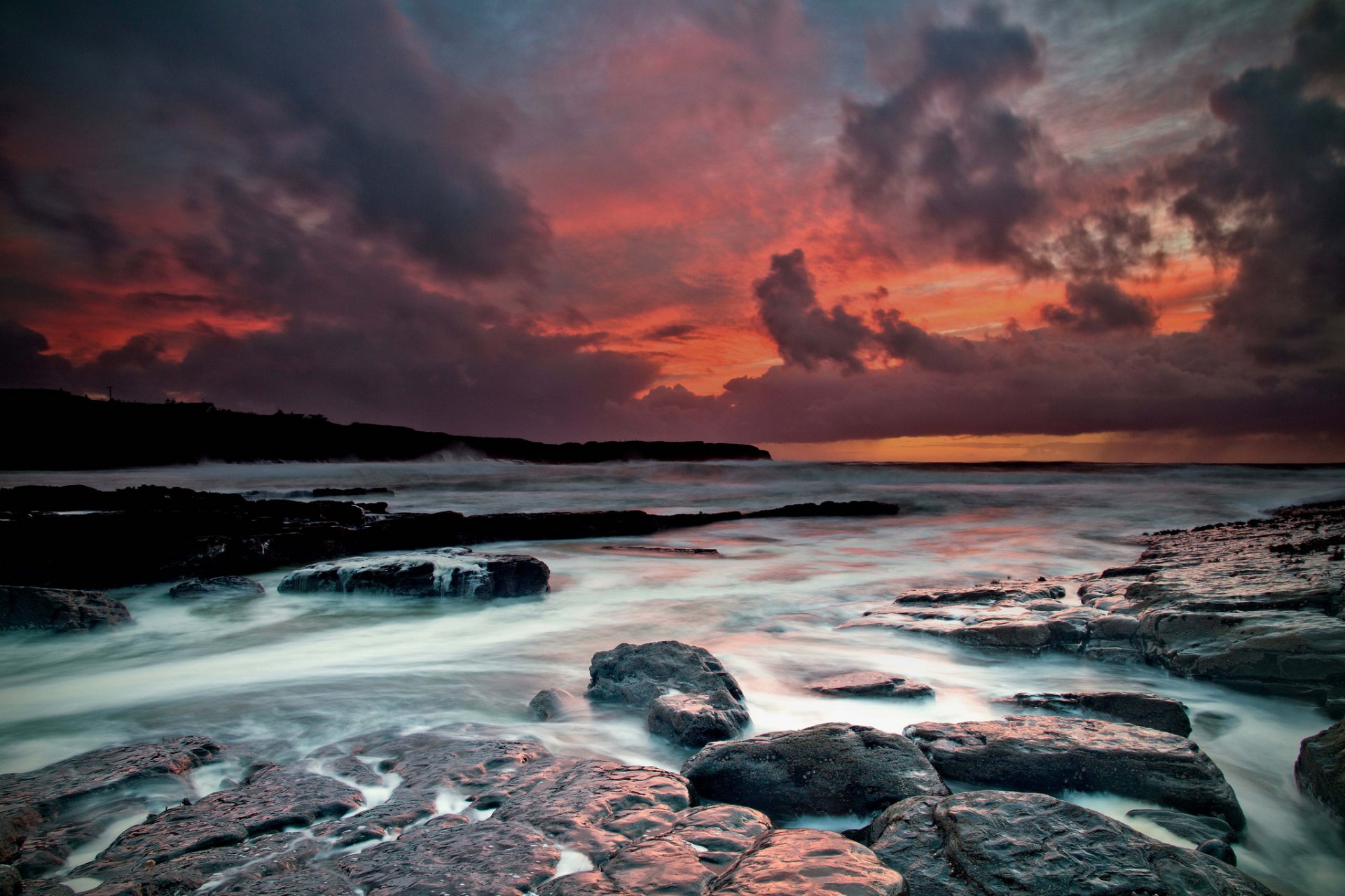 irlanda clare spainish port cisgiordania oceano atlantico costa rocce rocce autunno novembre tramonto fuoco nel cielo nuvole nuvole onde acqua flussi esposizione hopkins foto