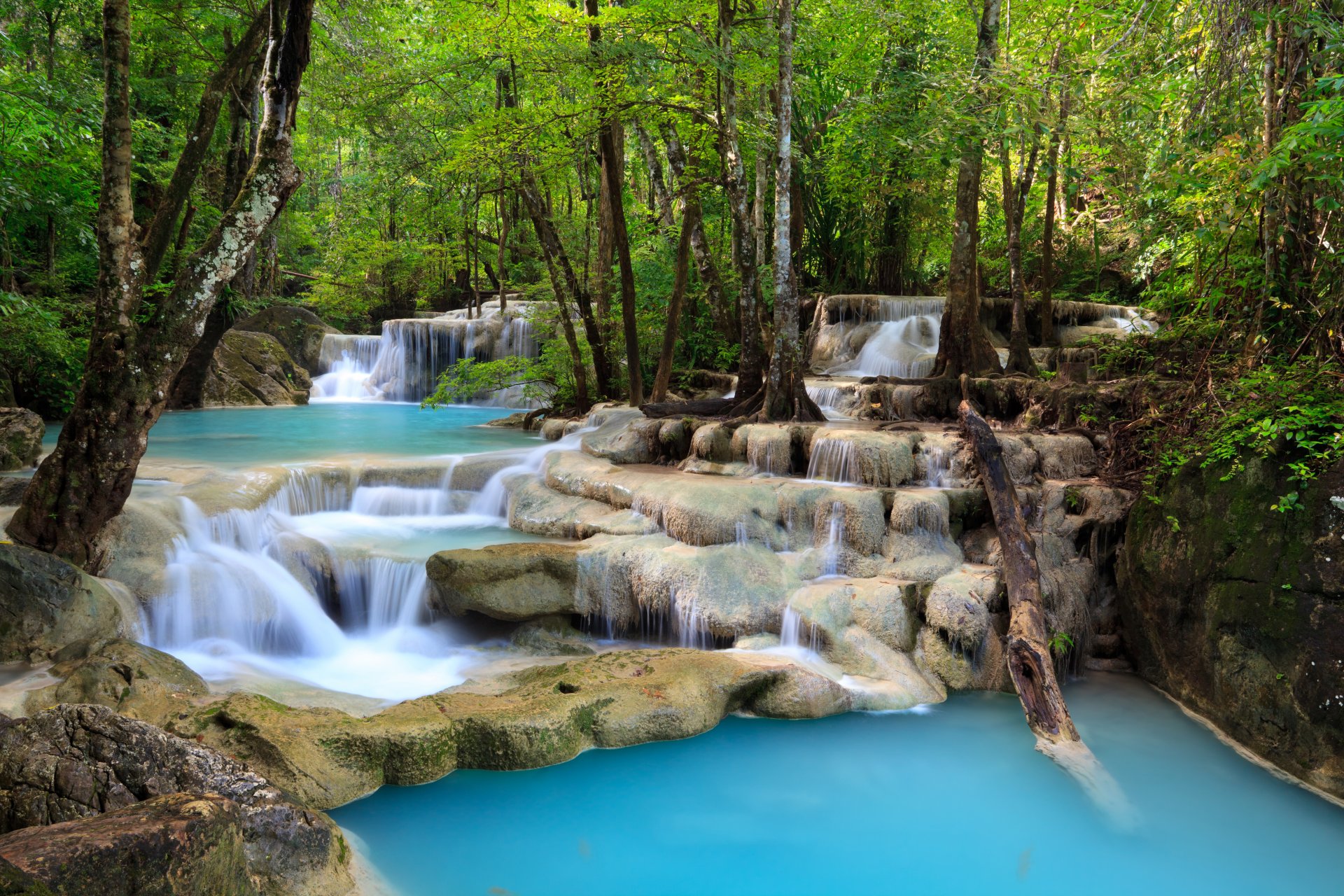 wasserfall meer see tiefer wald bäume himmel wolken landschaft natur blätter laub thailand see schlummernde wälder schön fantasie