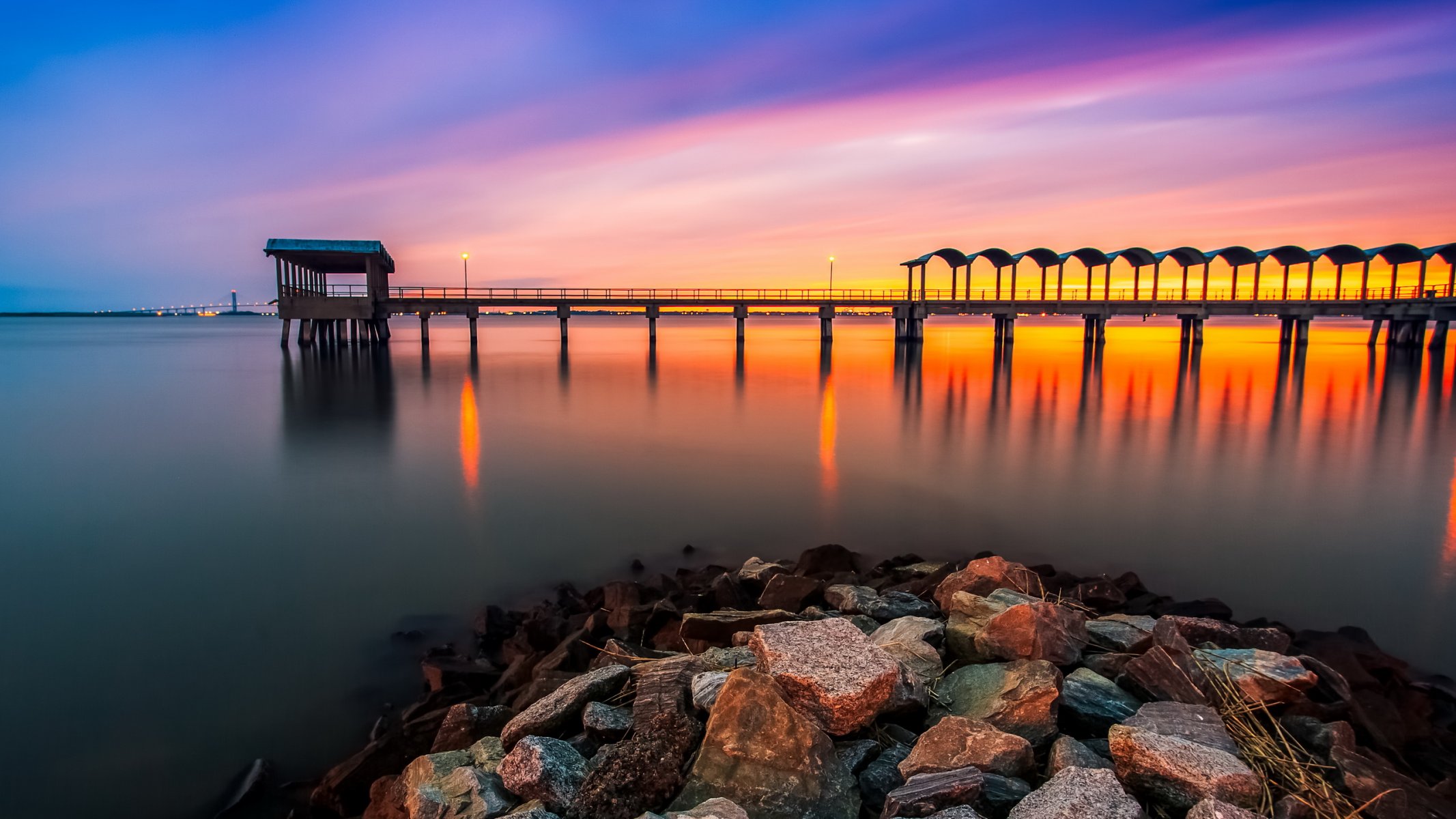 muelle piedras cuerpo de agua naturaleza cielo noche paisaje