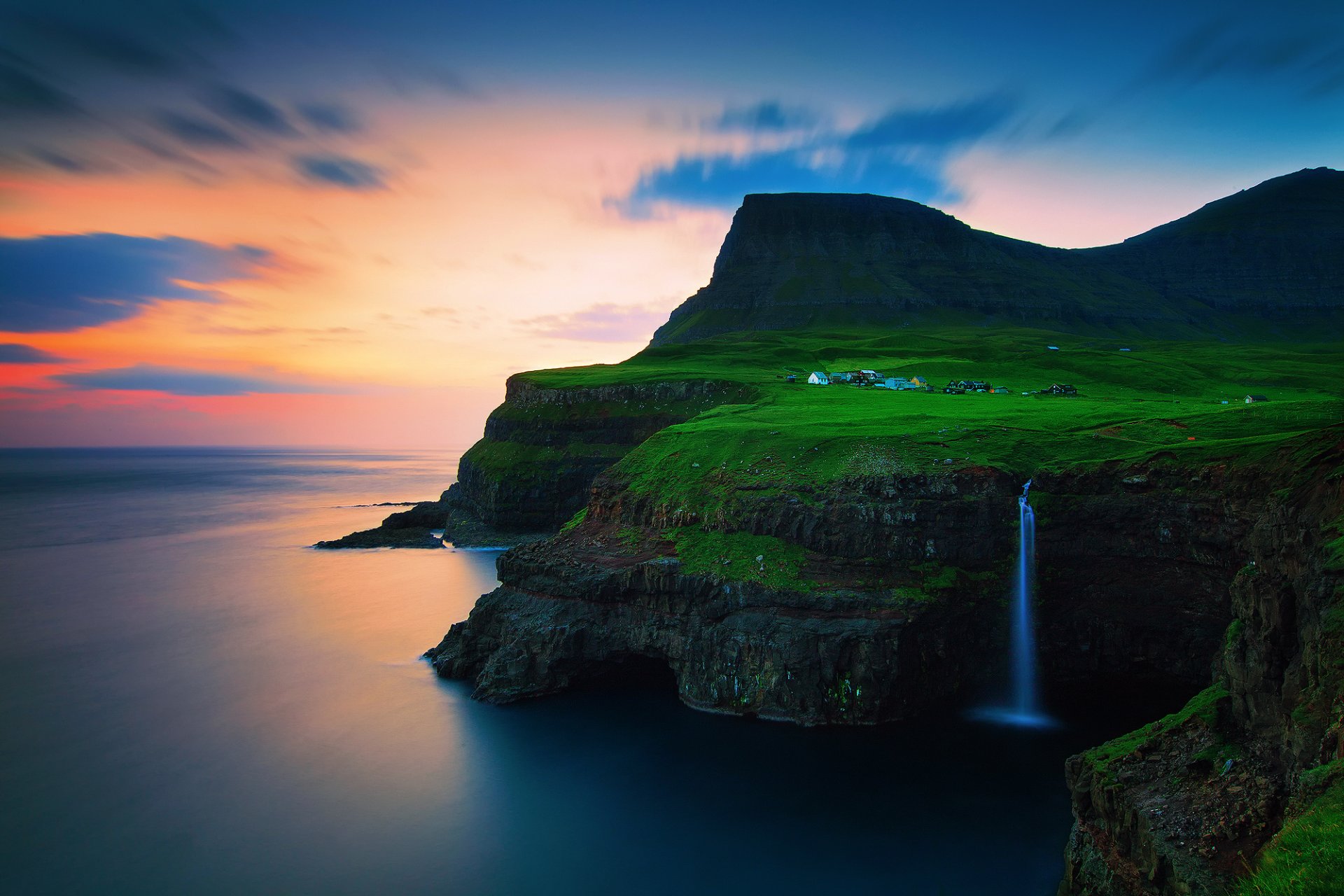 royaume du danemark îles féroé vága gásadalur océan atlantique roches sur le bord hameau montagnes cascade coucher de soleil soir ciel nuages