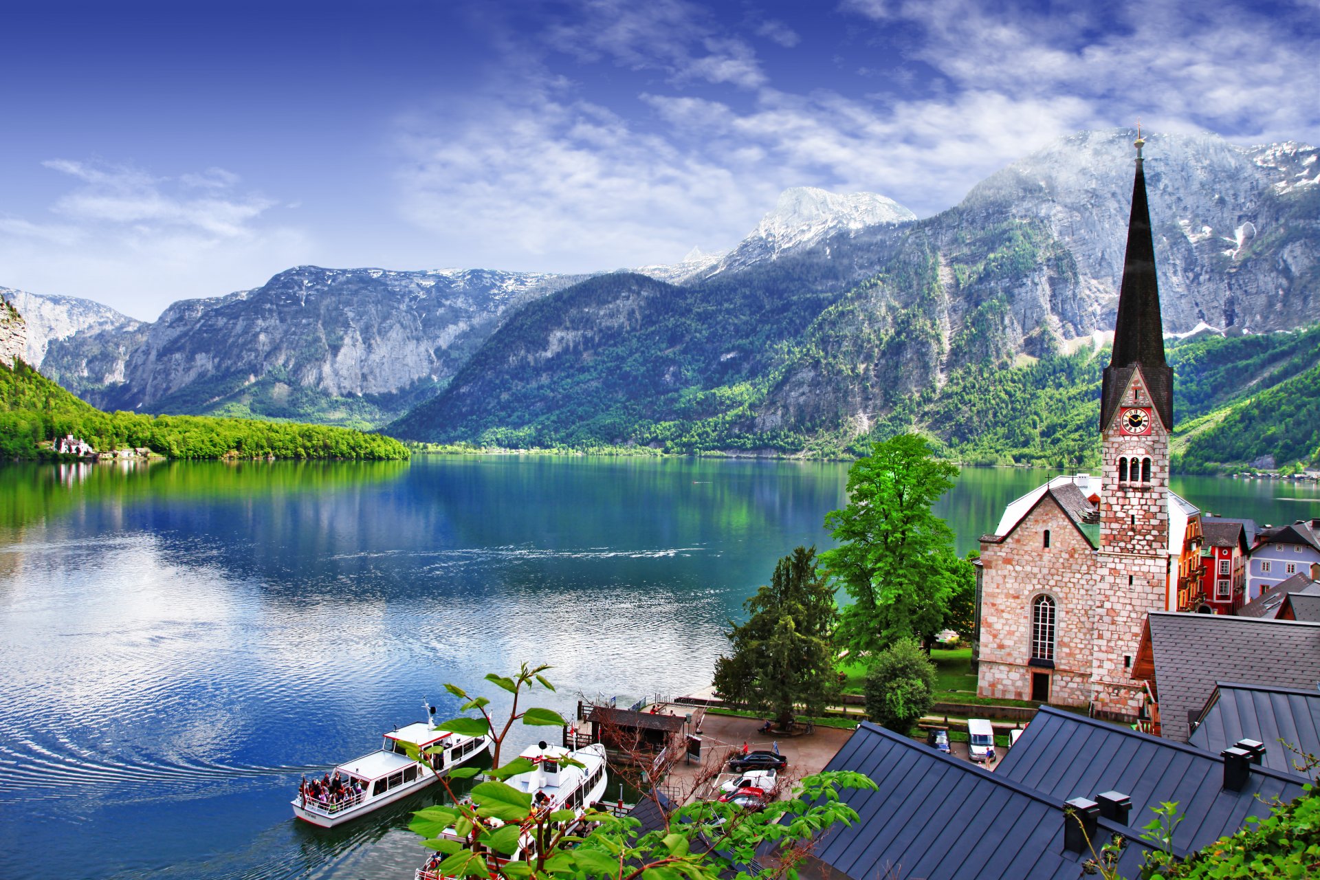 dachstein salzkammergut österreich austria góry alpy hallstatt jezioro łodzie domy dachy drzewa kościół natura krajobraz