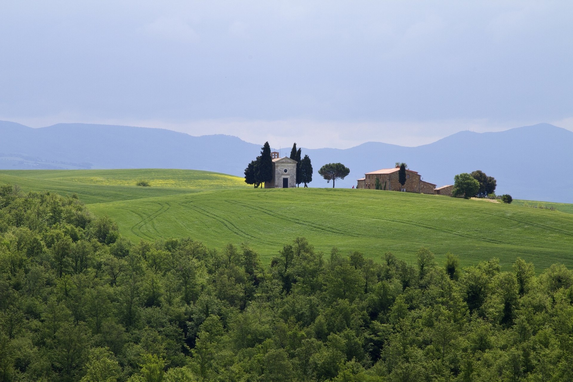 toscane italie arbres montagnes bâtiments champ