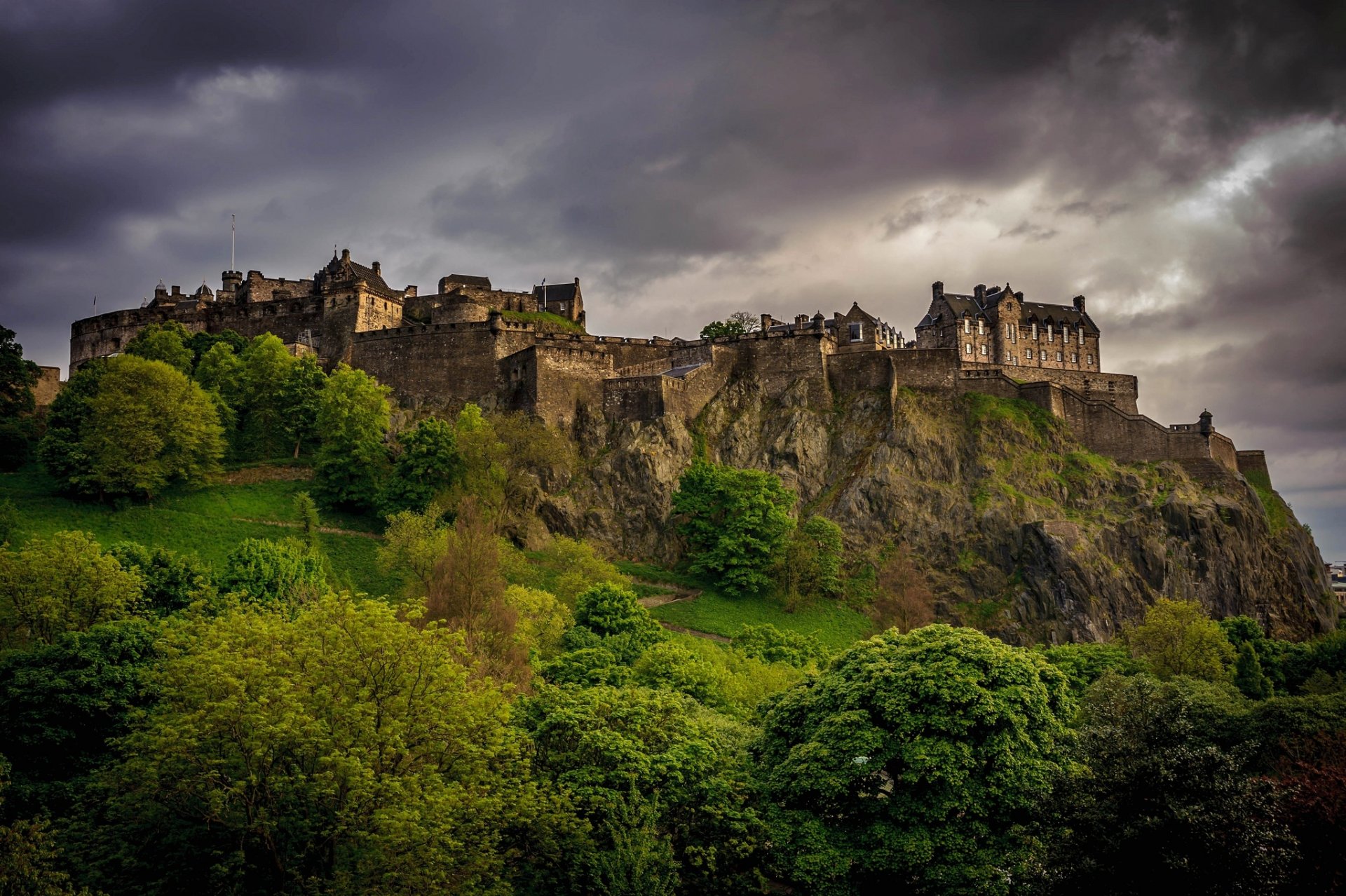 west end edimburgo scozia regno unito west end castello paesaggio alberi verde sera nuvole nuvoloso