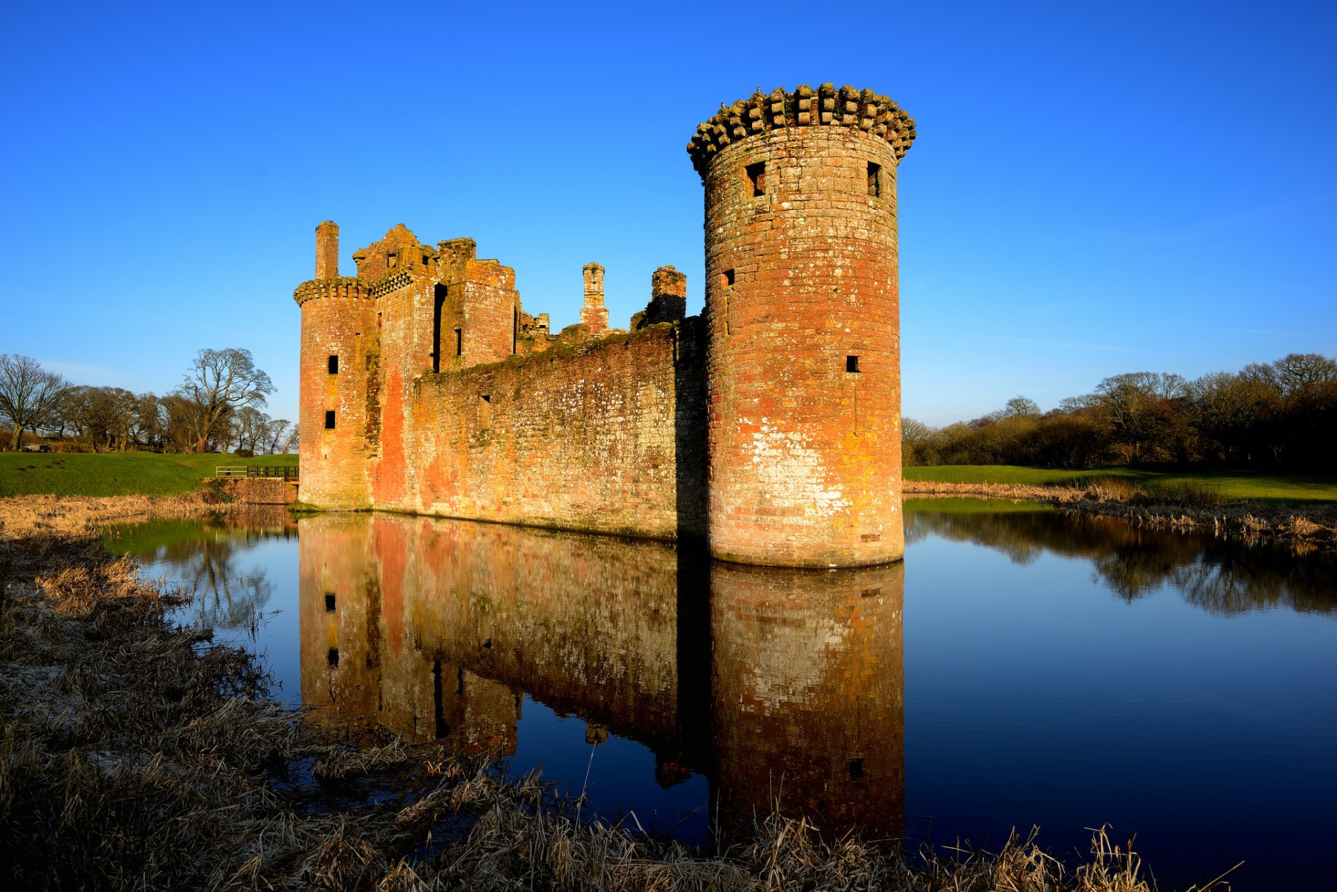 regno unito scozia castello lago riflessione alberi foresta radura blu chiaro cielo