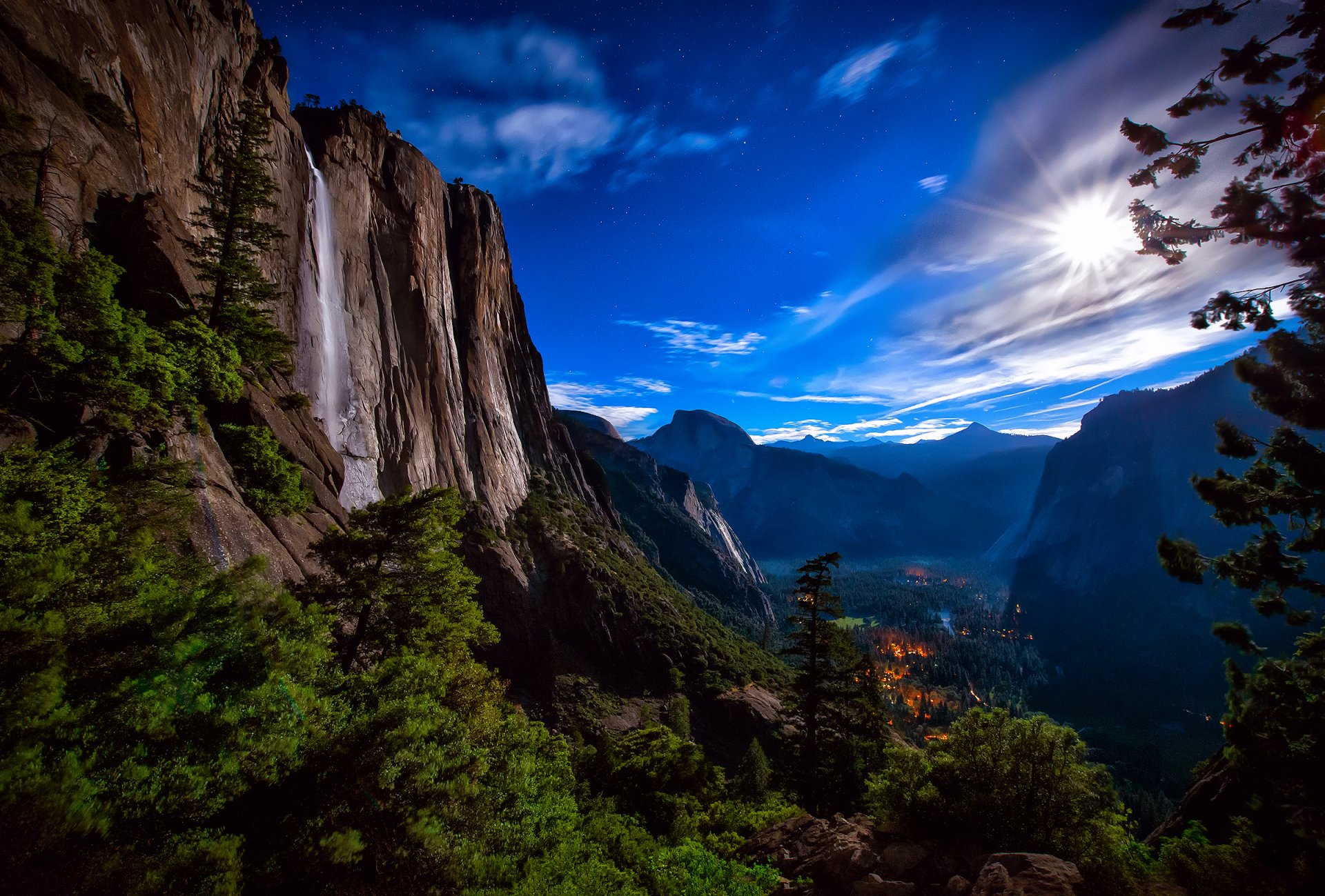 états-unis parc national de yosemite cascade nuit lune lumière ciel étoiles montagnes roches forêt vallée lumières