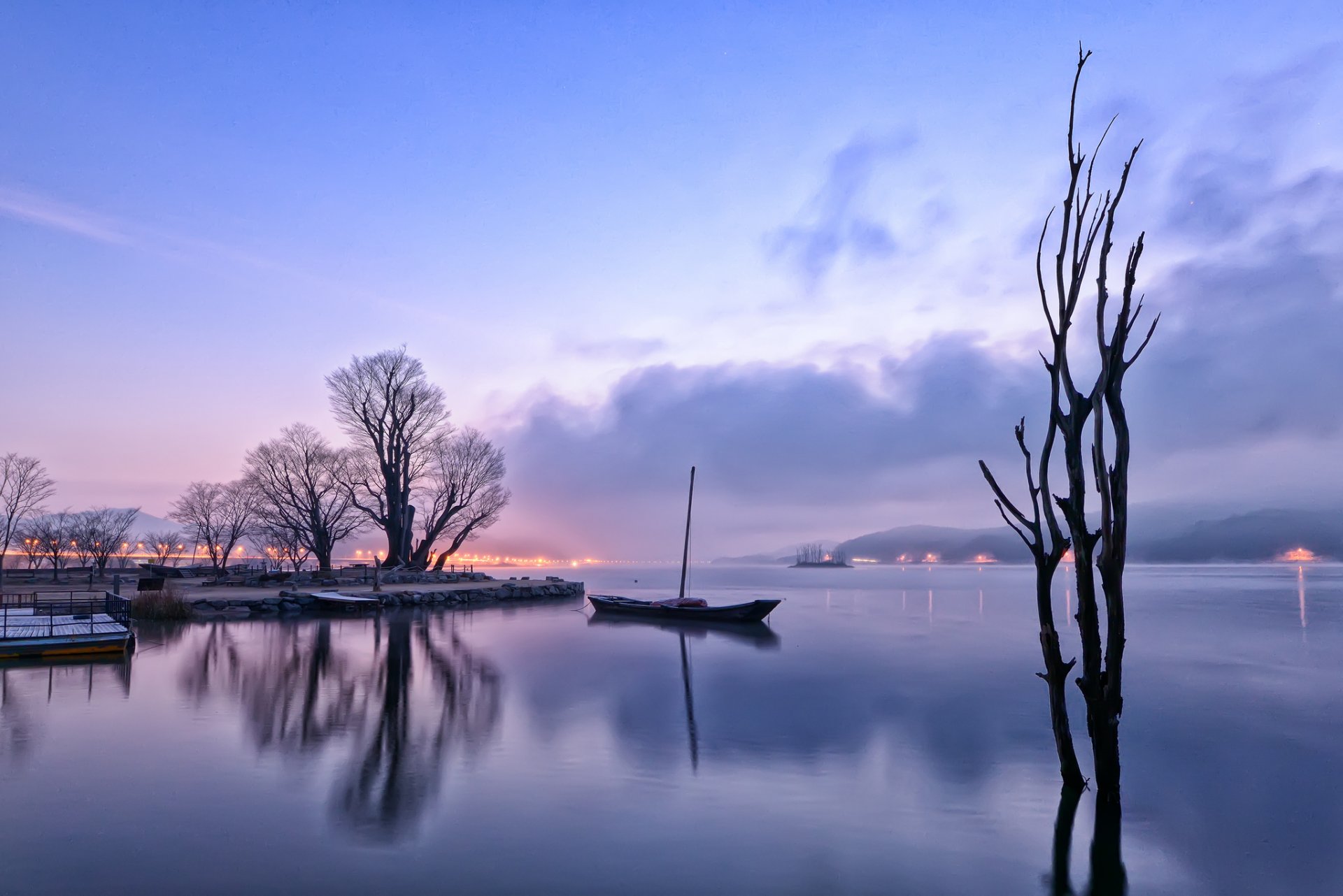 matin avant l aube lumières lac réflexion bateau arbres brouillard brume collines lilas ciel nuages