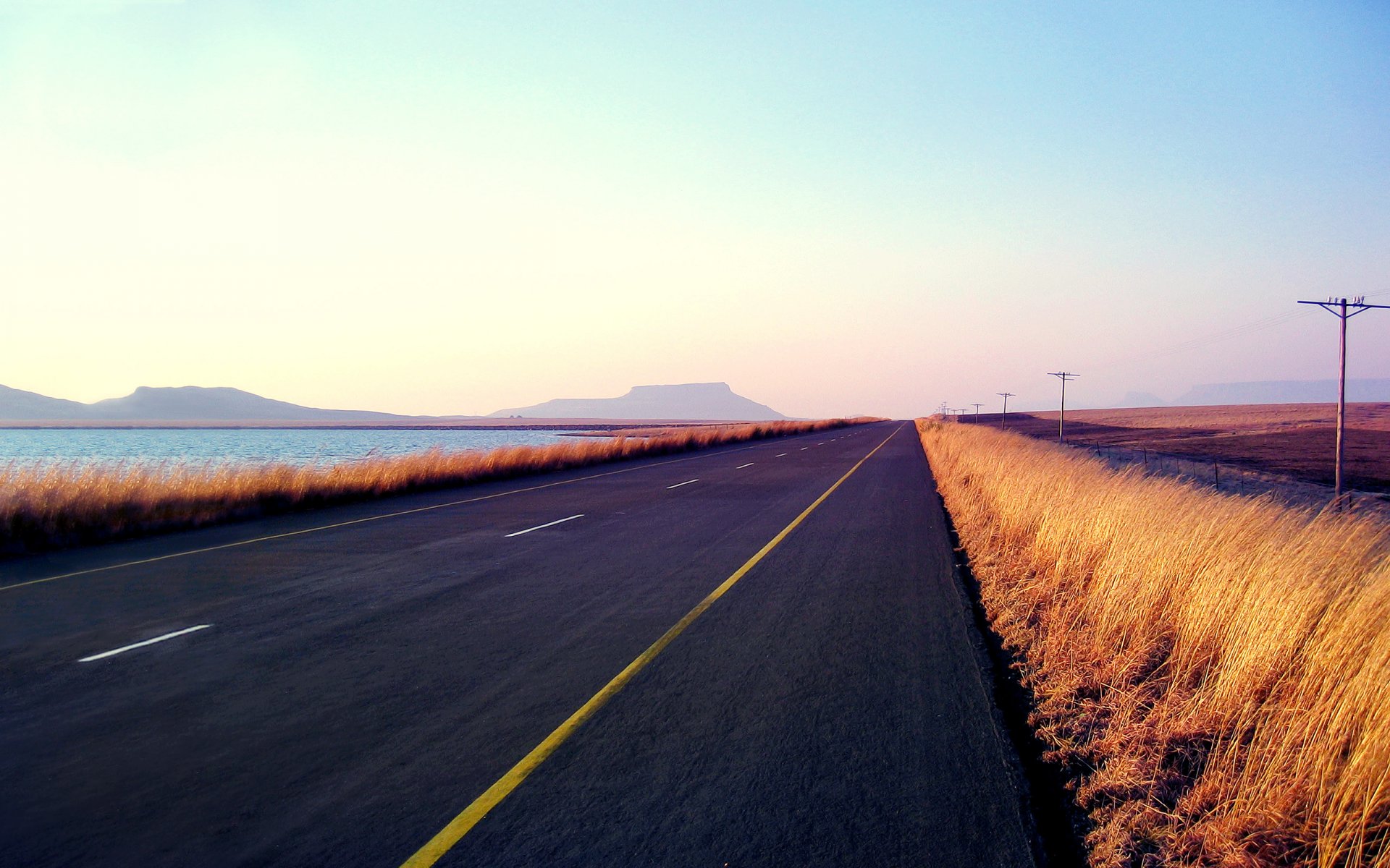 straße asphalt linien gras stromleitung see