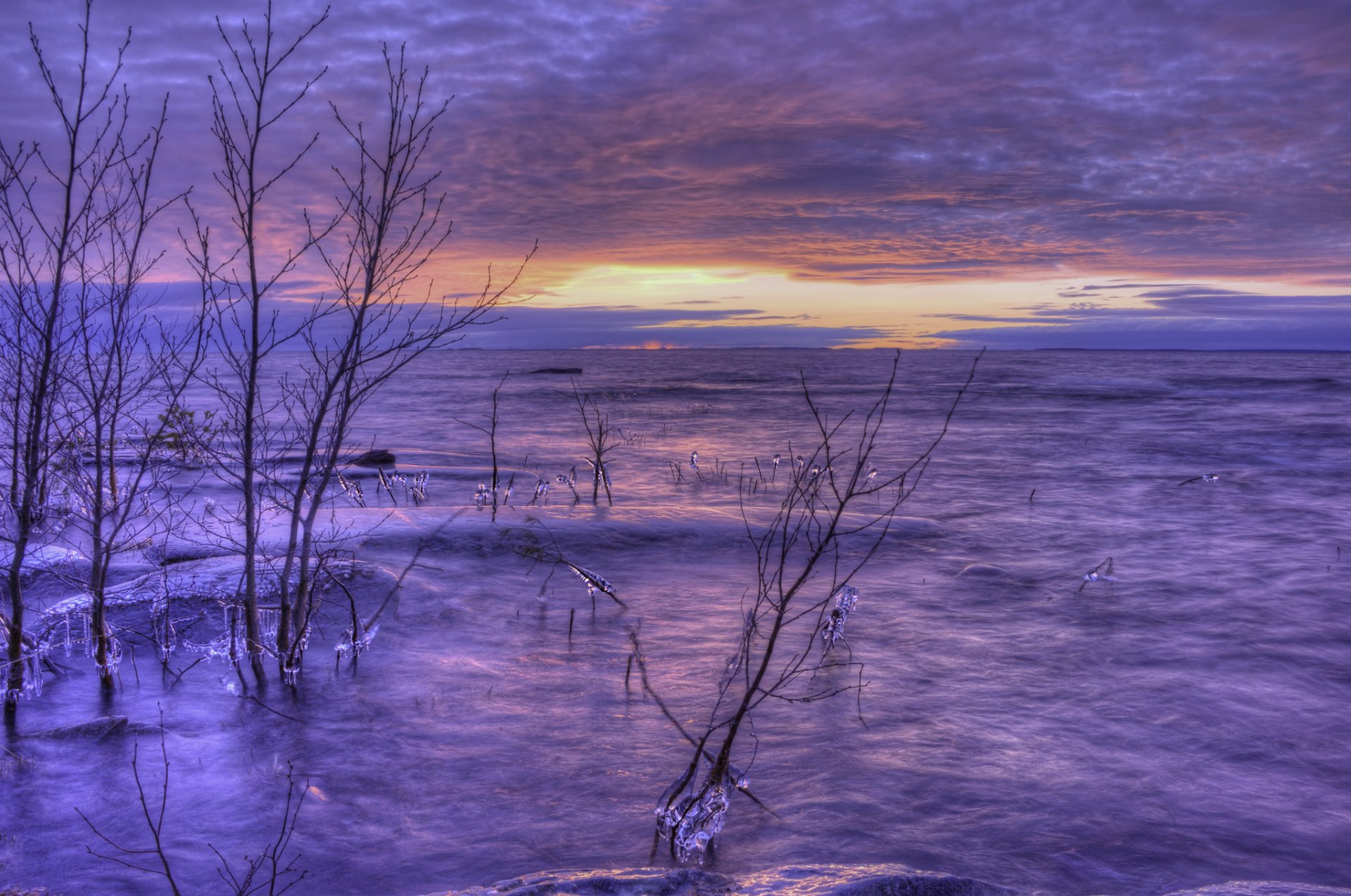 suède hiver lac côte arbres glace soirée orange coucher de soleil lilas ciel nuages