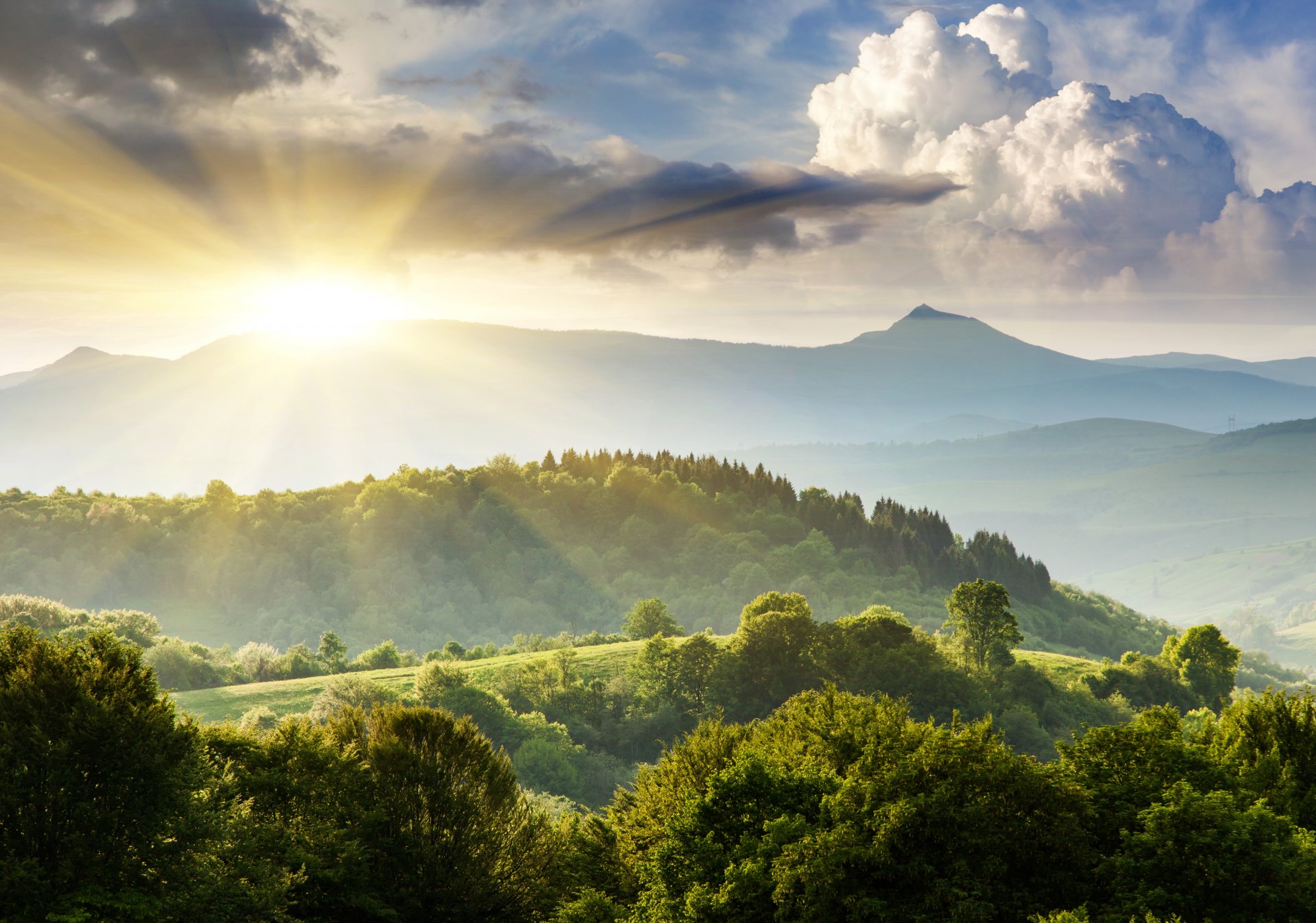 landschaft natur hügel berge bäume grün himmel wolken sonne