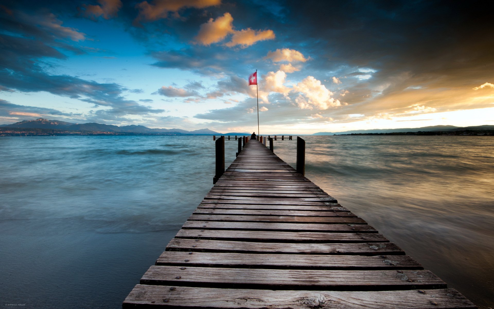 mer pont drapeau ciel paysage