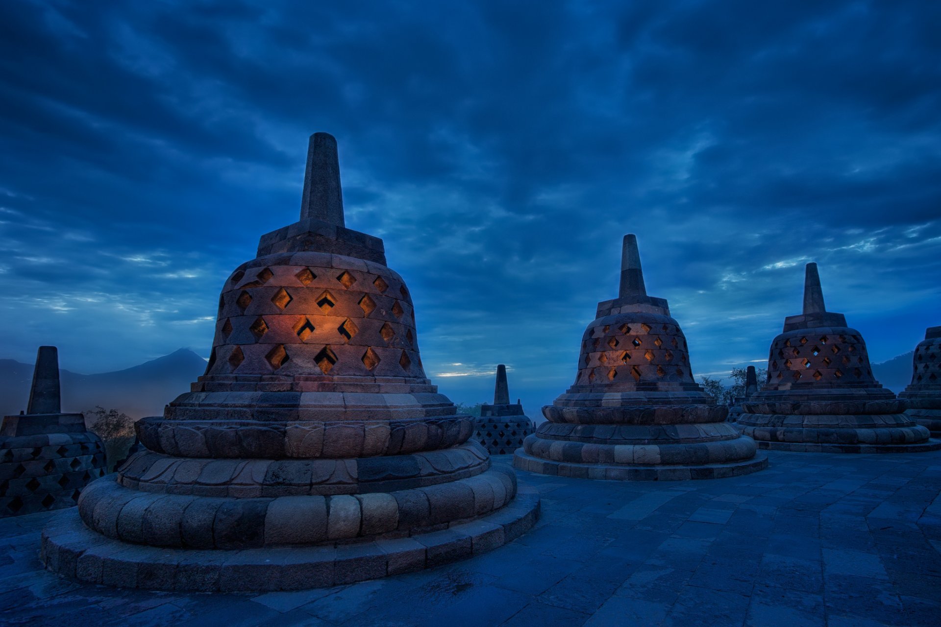 indonesien java borobudur architektur tempel abend dämmerung blau himmel wolken