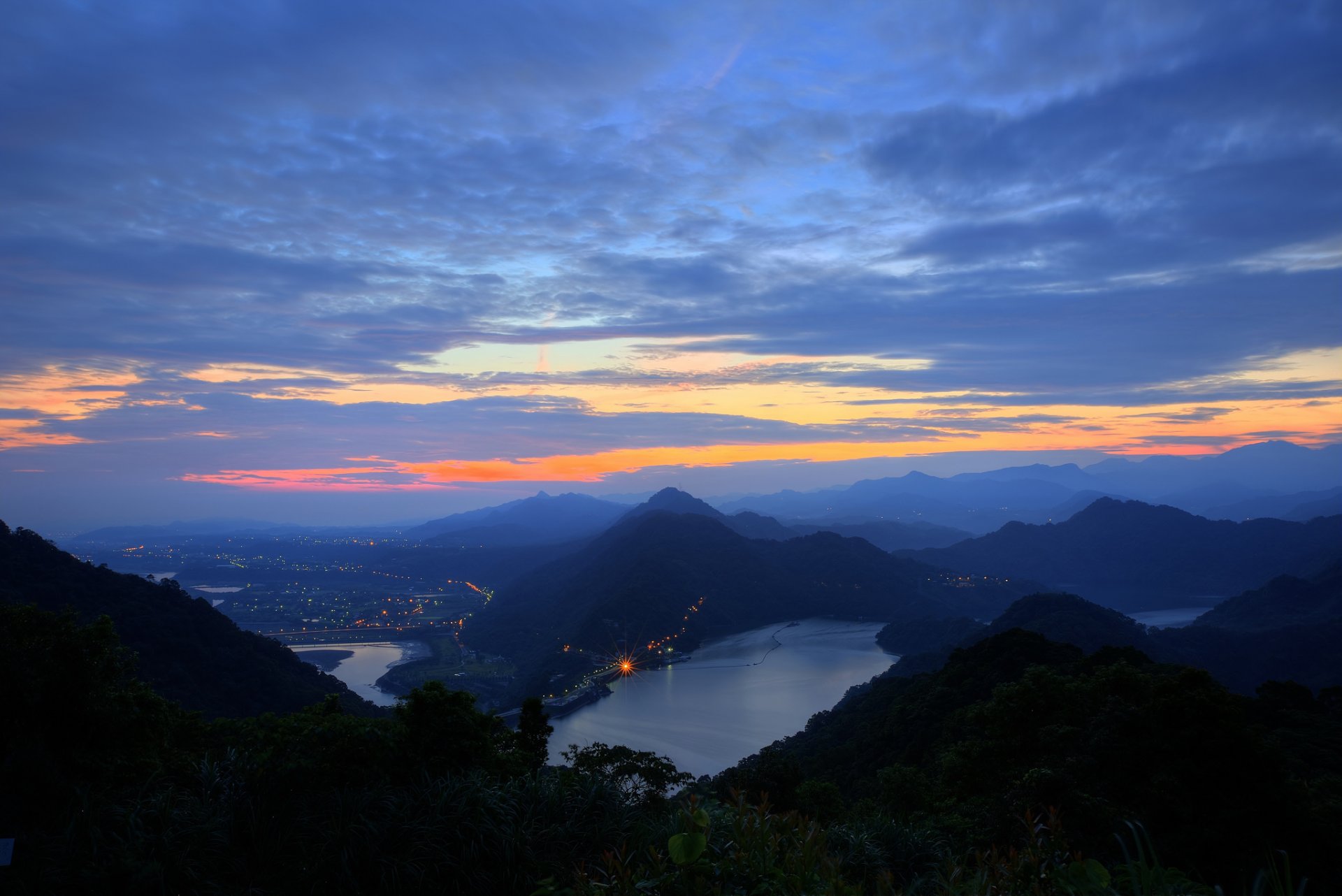 chine taiwan taipei lumières lumière ville montagnes collines arbres baie soirée vue hauteur panorama coucher de soleil orange bleu ciel nuages nature