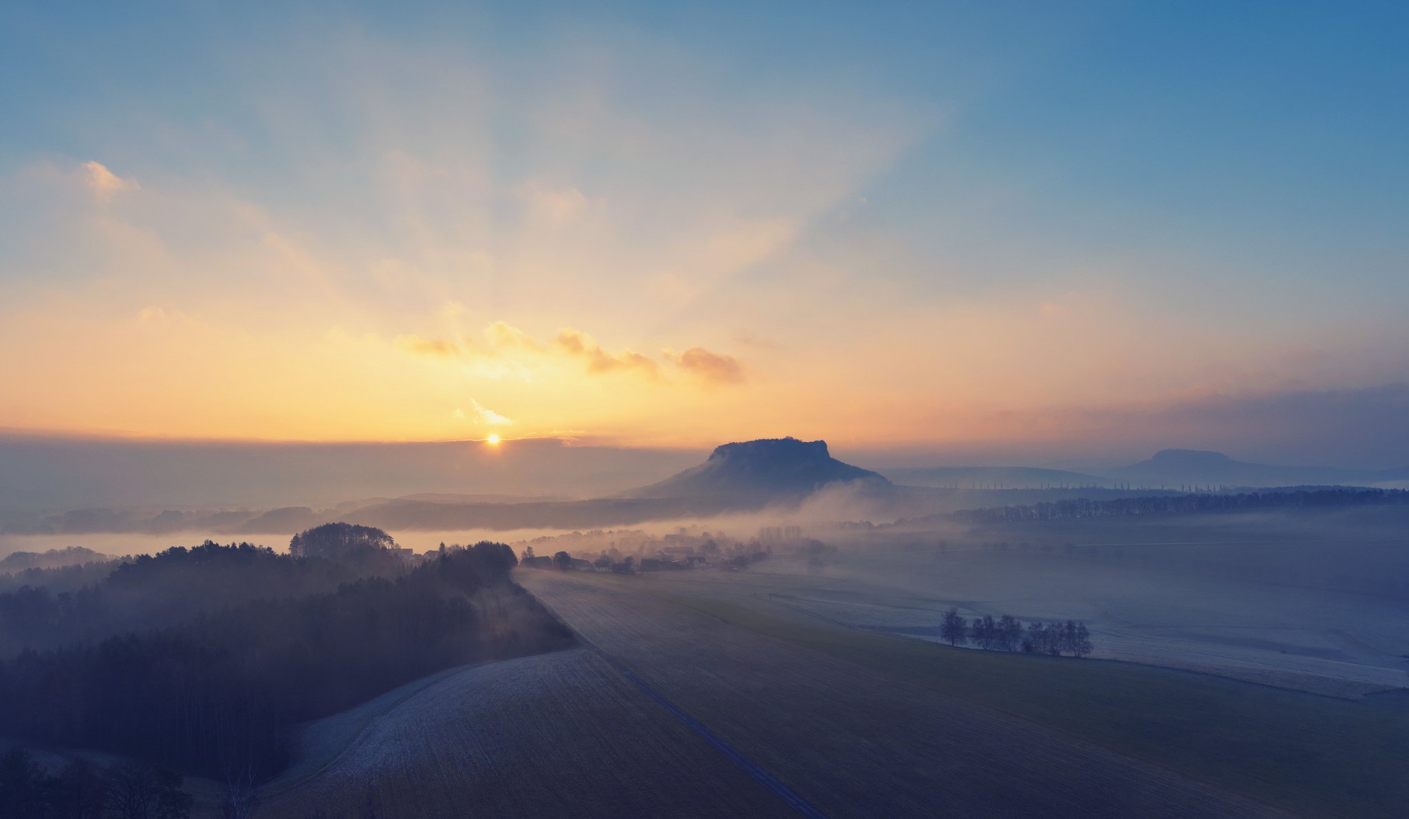 ciel soleil champ arbres maison coucher de soleil horizon brouillard