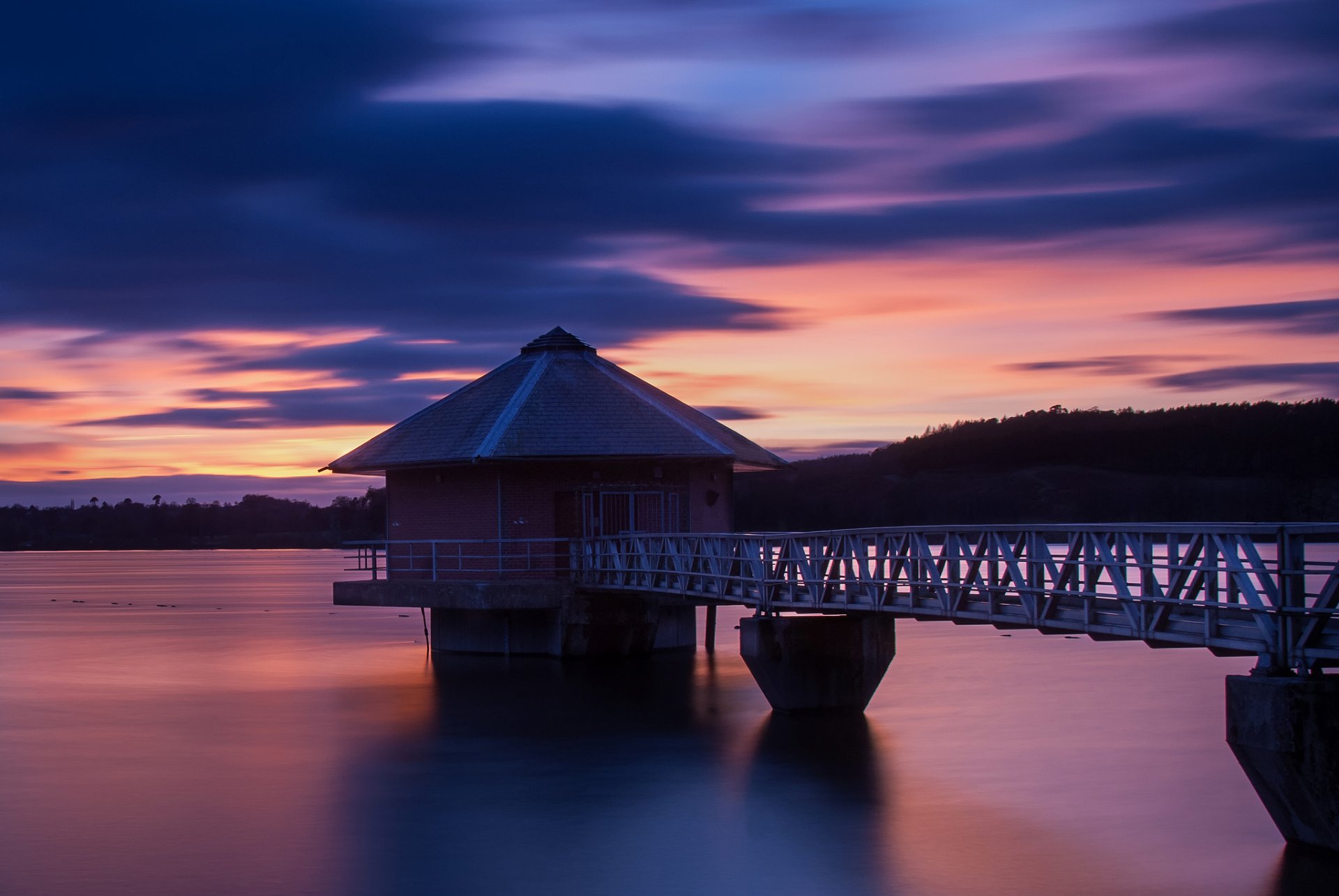 regno unito inghilterra sera arancione tramonto lilla viola cielo nuvole nuvole casa alberi ponte fiume silenzio