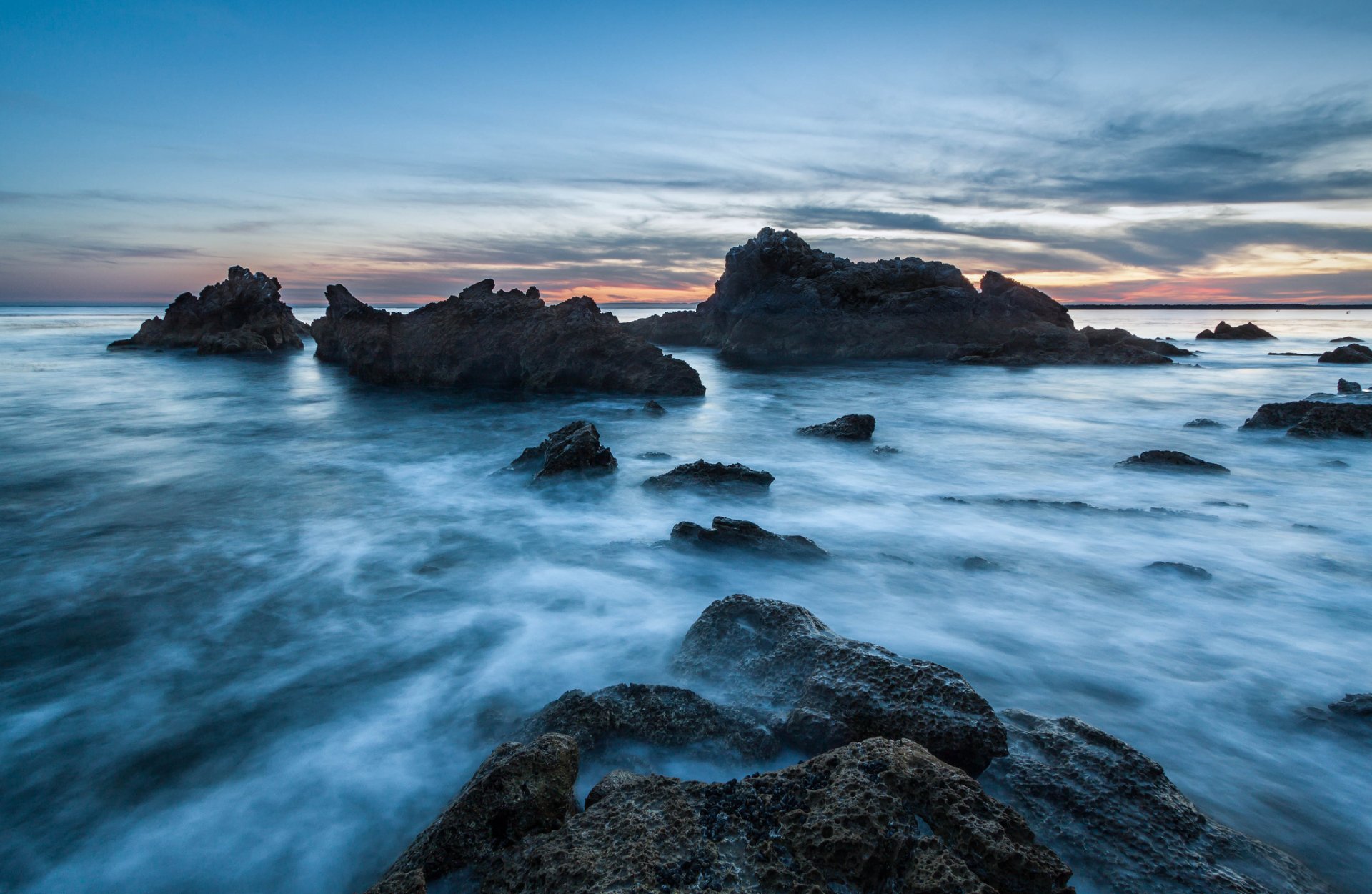 etats-unis californie océan côte pierres roches soir coucher de soleil bleu ciel nuages