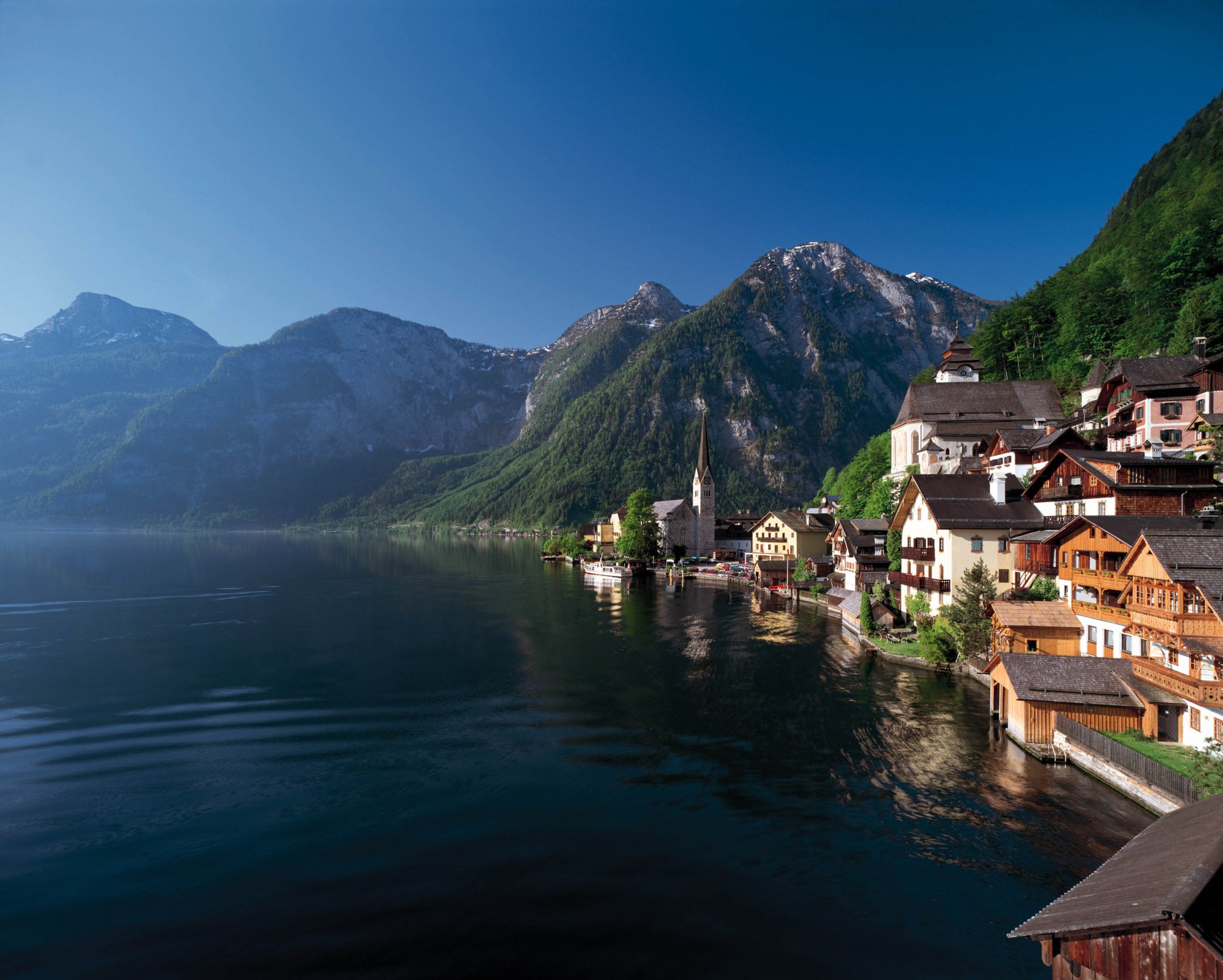 sommer see ufer stadt österreich hallstatt häuser berge wald