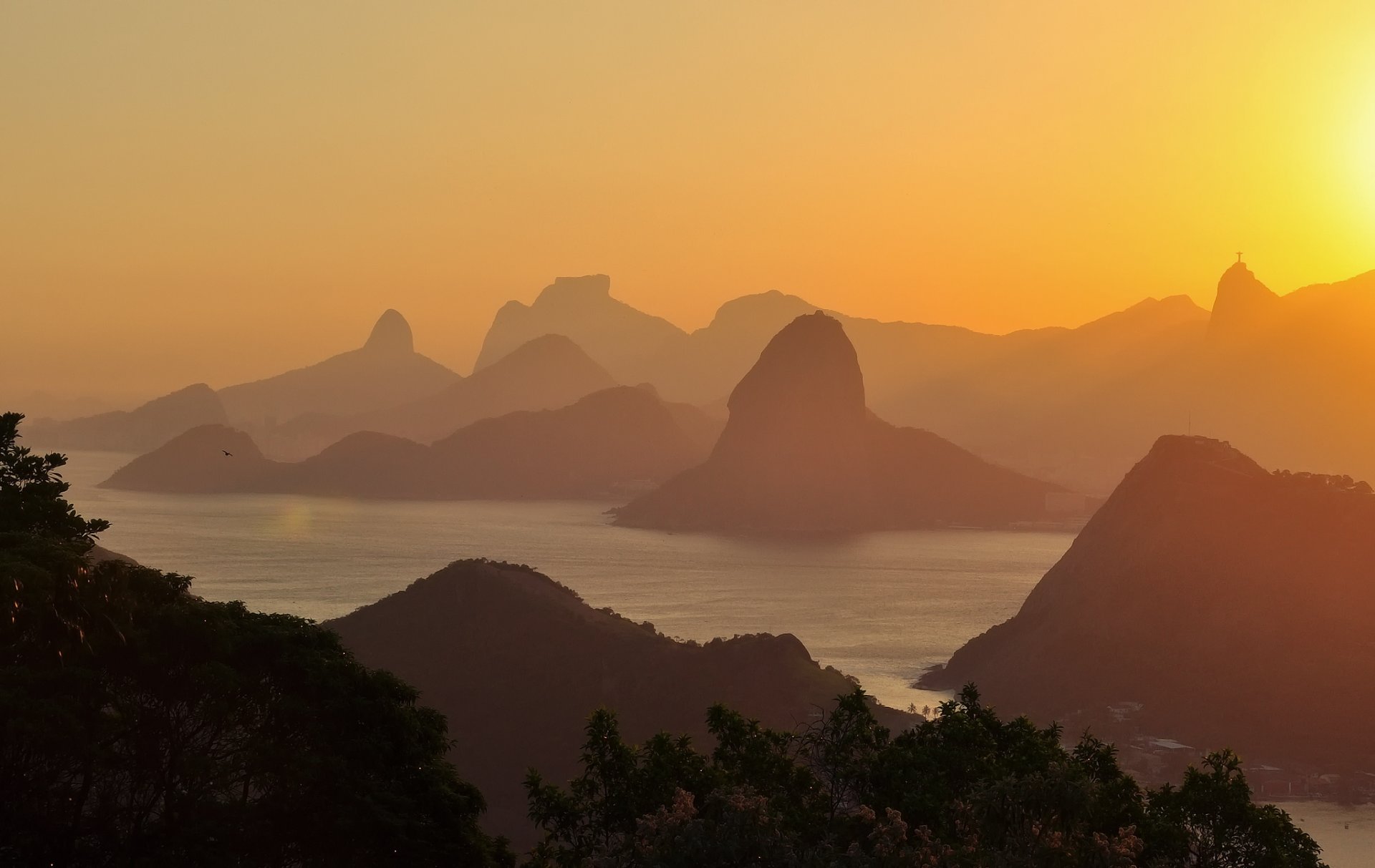 brésil coucher de soleil or mer ciel montagnes collines