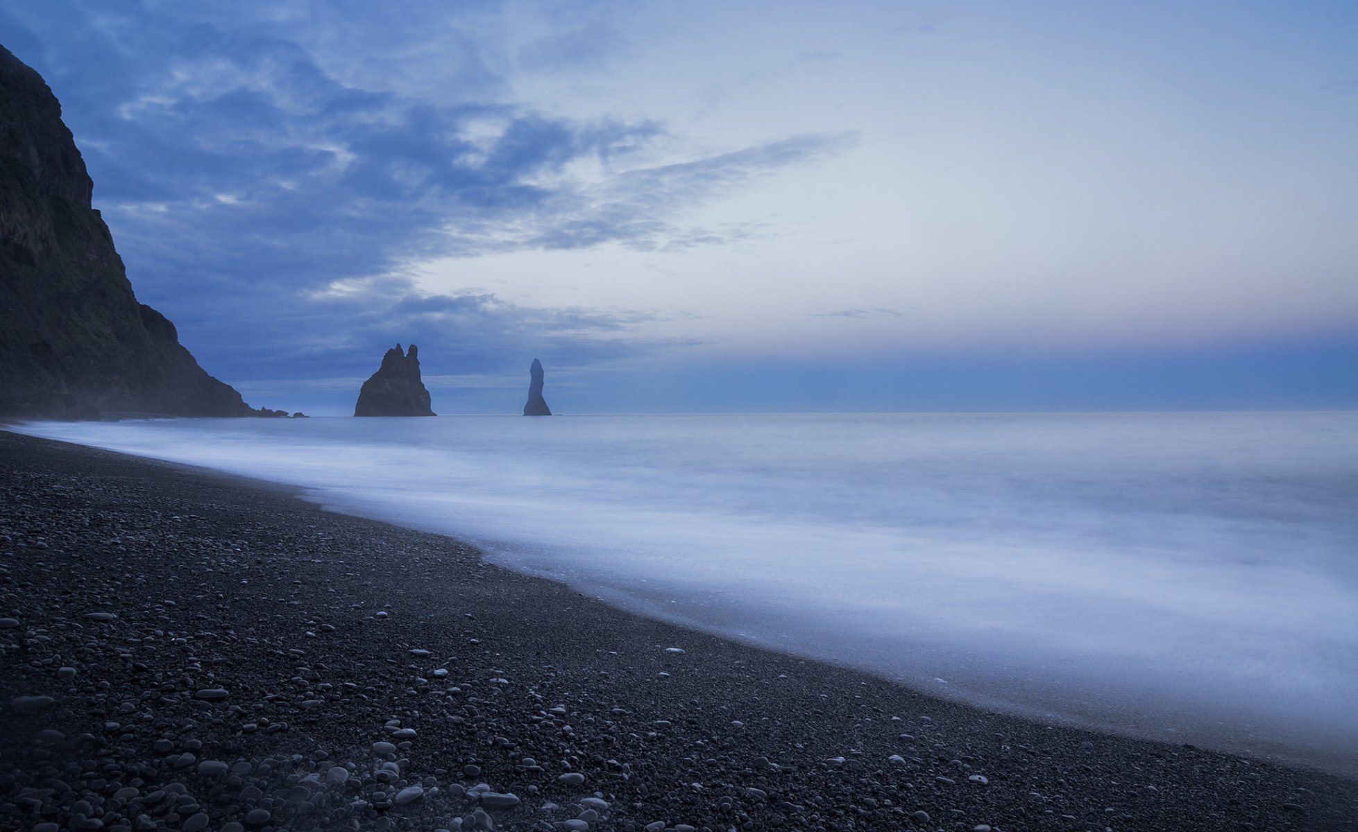 mer calme côte côte rochers soir bleu ciel nuages