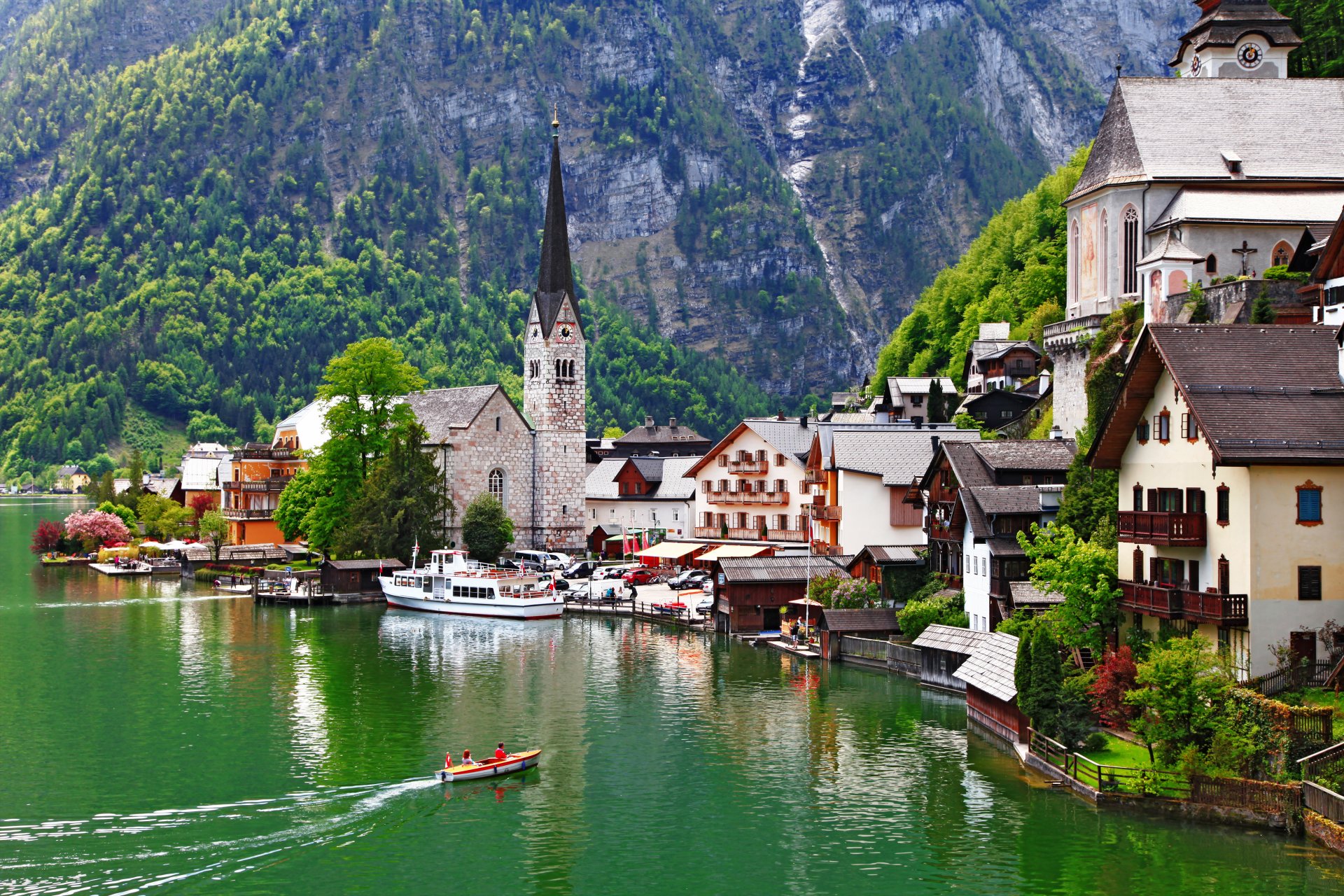 salzkammergut österreich österreich dachstein massiv berg berge alpen hallstatt see boote häuser gebäude kirche natur landschaft