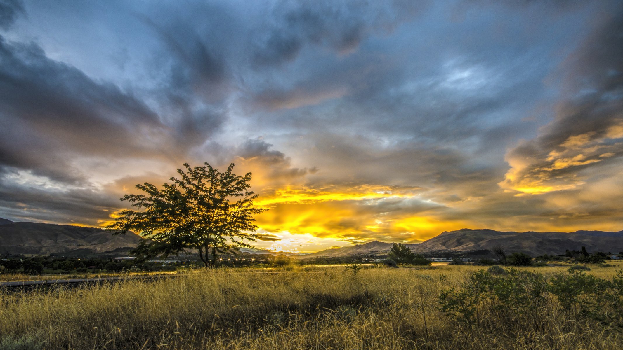 berge tal baum gras stadt sonne sonnenuntergang himmel wolken