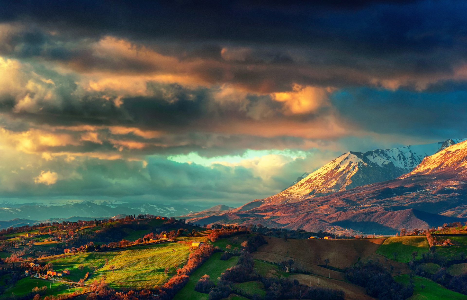 italie appenines montagnes chaîne de montagnes de monti sibillini printemps mars nuages de tempête ciel vallée champs maisons