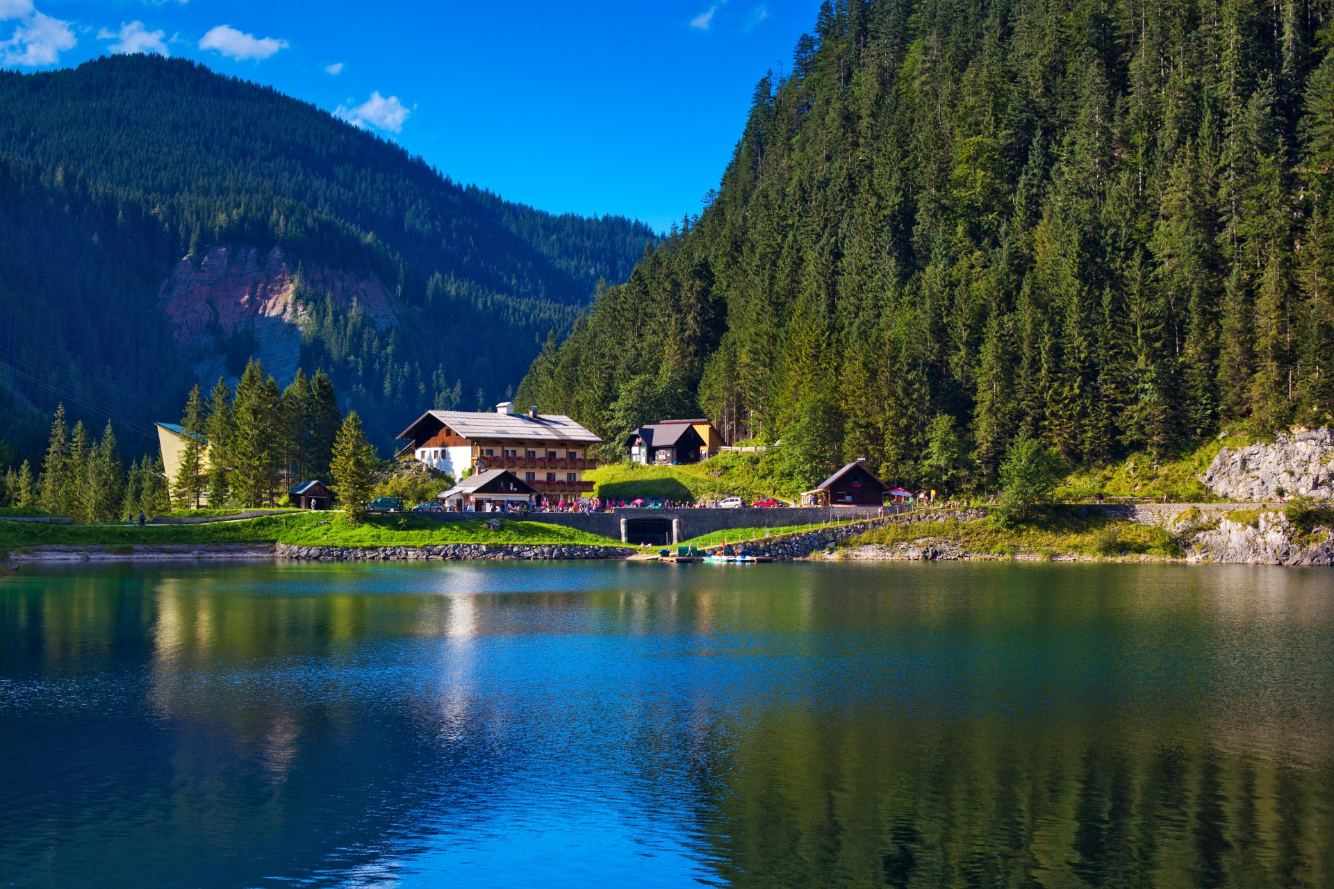 alpes alpen montagnes arbres lac maisons cabanes nature verdure