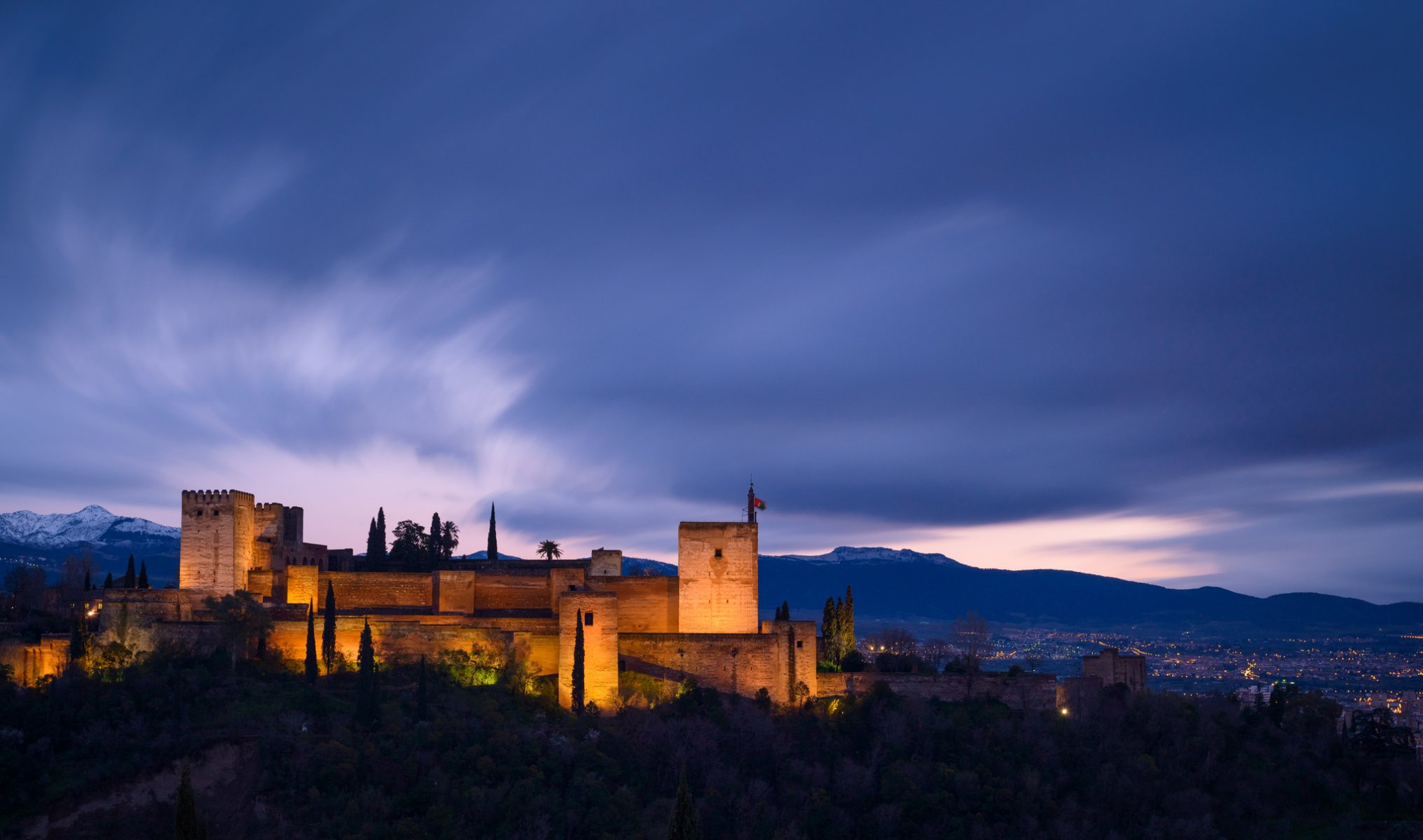 espagne grenade province architecture éclairage rétro-éclairage montagnes soirée bleu ciel nuages