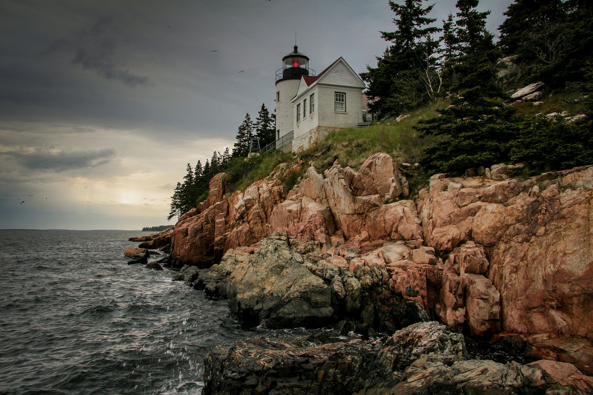 estados unidos estado maine estados unidos bernard faro faro de bass harbor rocas cielo gris después de la lluvia bahía del océano atlántico