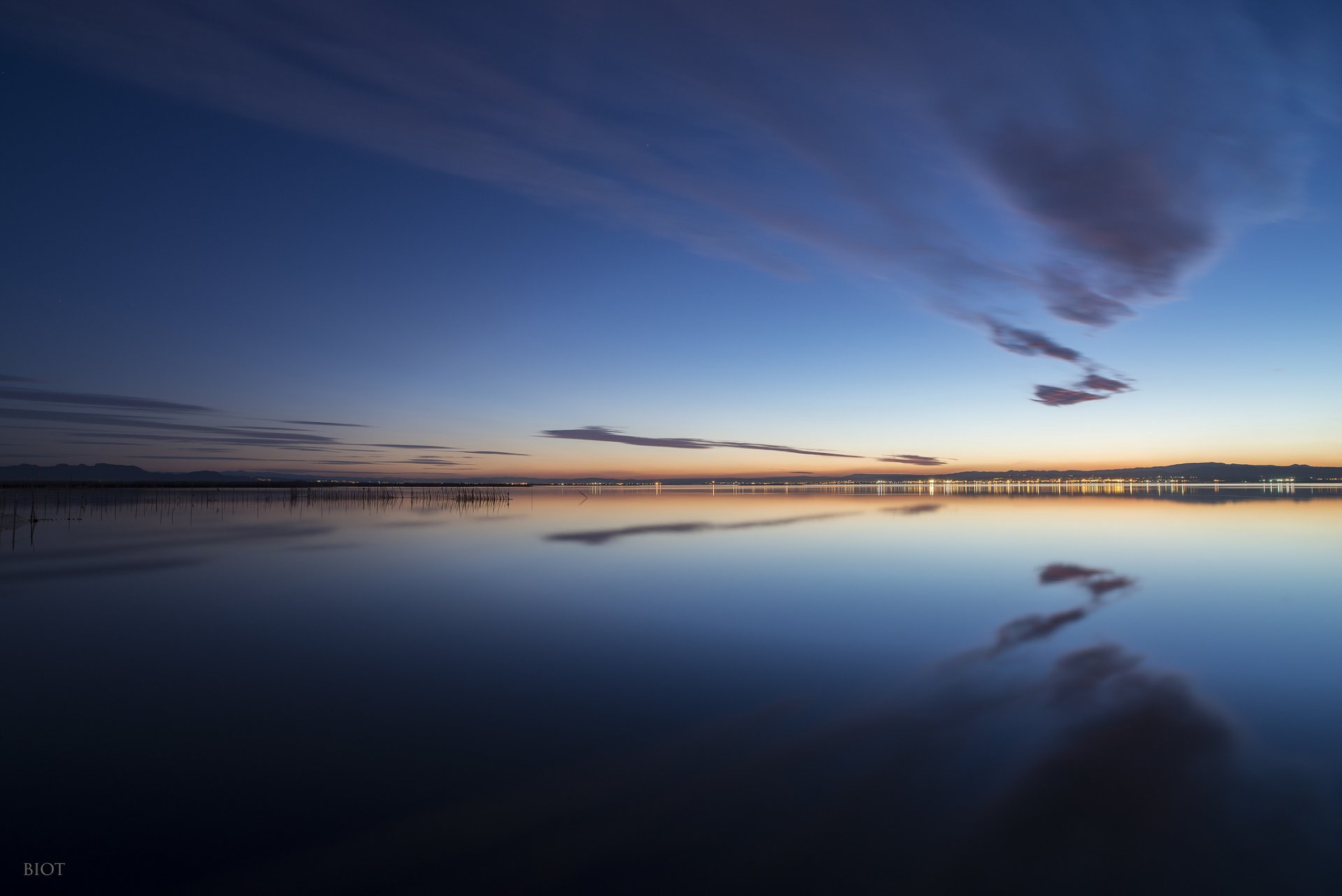 spanien valencia gavines wald mittelmeer abend himmel wolken wasser reflexionen stadt lichter ufer alfredo bio-fotografie