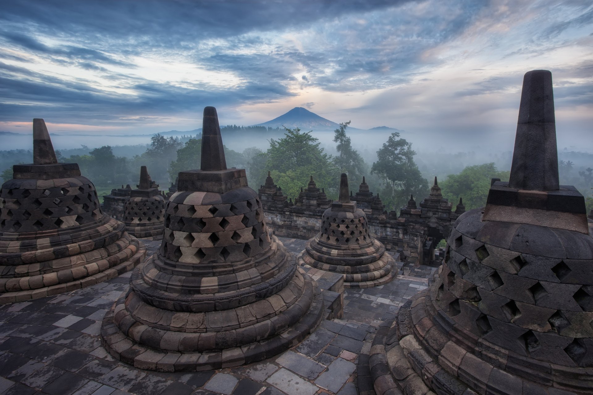 indonésie java borobudur architecture temple montagne arbres brouillard brume soir ciel nuages