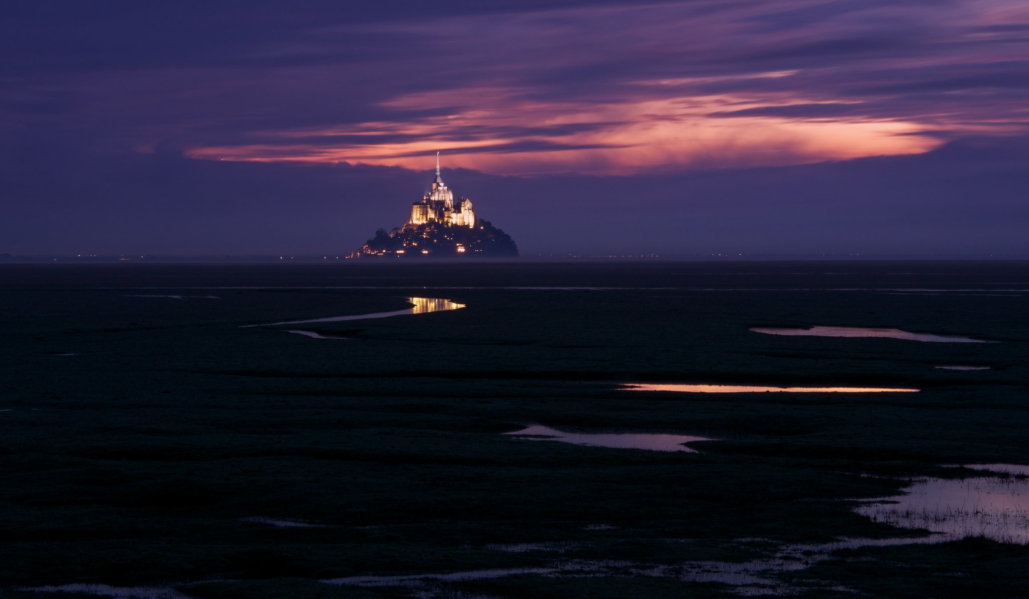 francja wyspa twierdza mont saint michel mont saint michel góra archanioła michała podświetlenie zmierzch fioletowy niebo