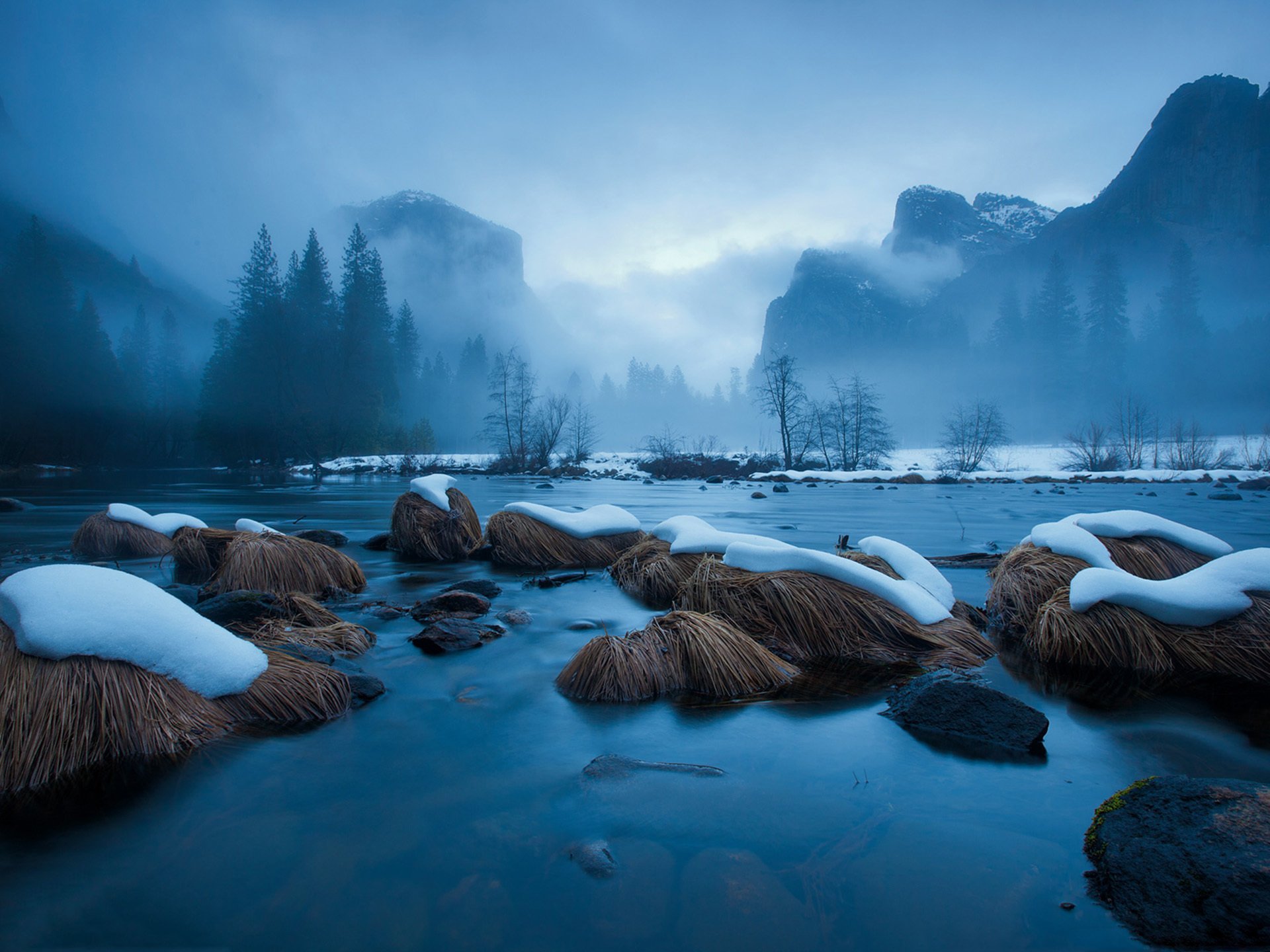 agua río piedras nieve montañas niebla